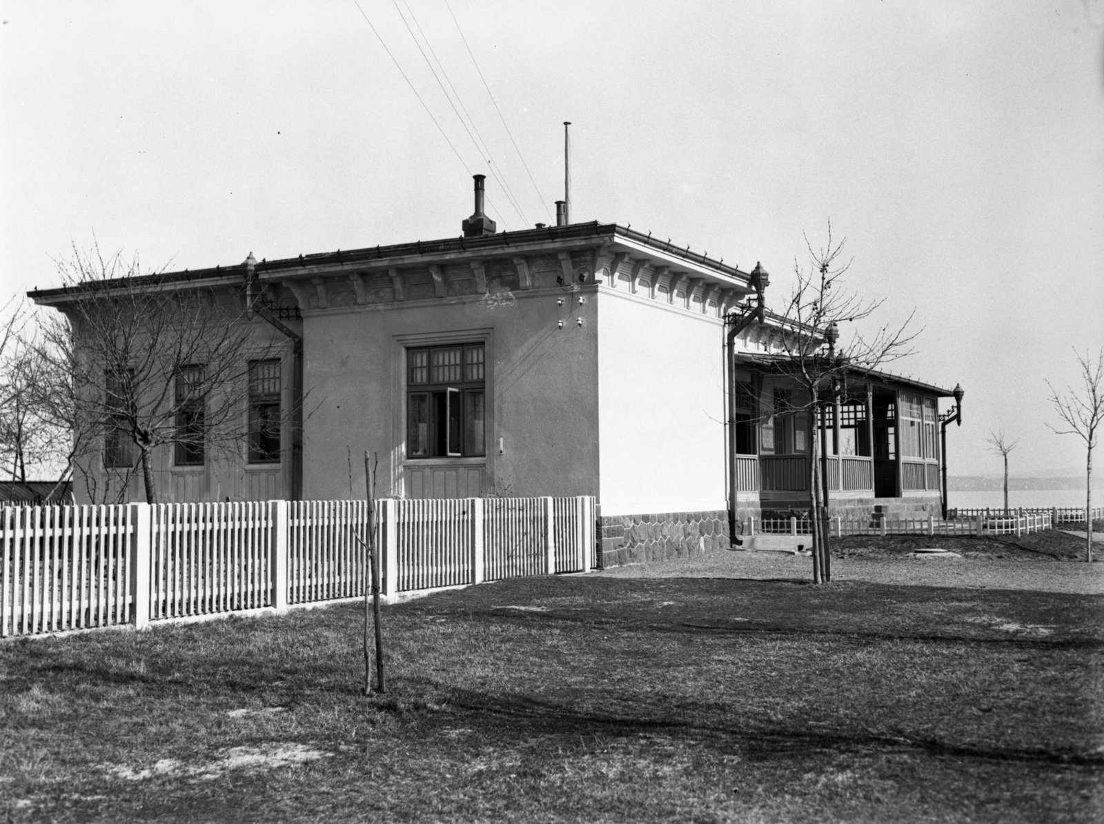 Hungary, Balatonboglár, a kikötői őrház. A felvétel 1930 körül készült. Leltári jelzet: MMKM TEMGY 2019.1.1. 0303, 1930, Magyar Műszaki és Közlekedési Múzeum / BAHART Archívum, Fortepan #183633