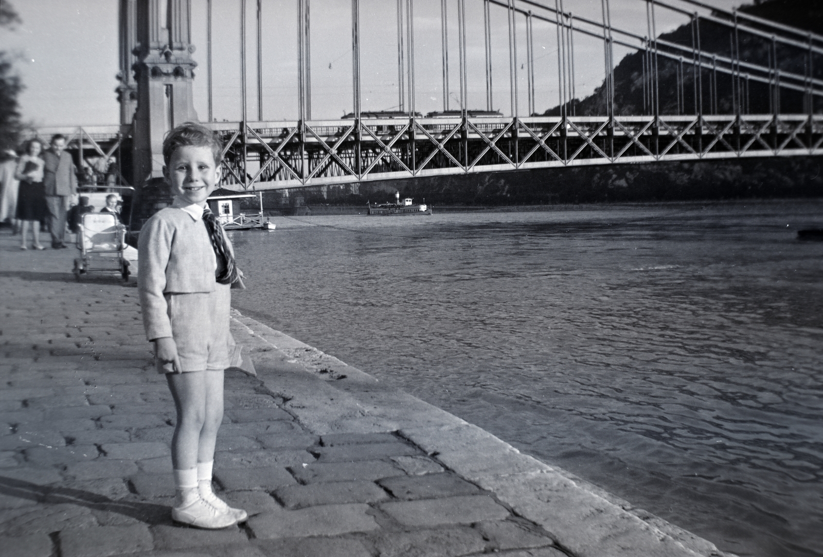Magyarország, Budapest V.,Budapest I., az Erzsébet híd és a Gellért-hegy a pesti alsó rakpartról nézve, 1936, Breuer Pál, kisfiú, Budapest, Fortepan #183641