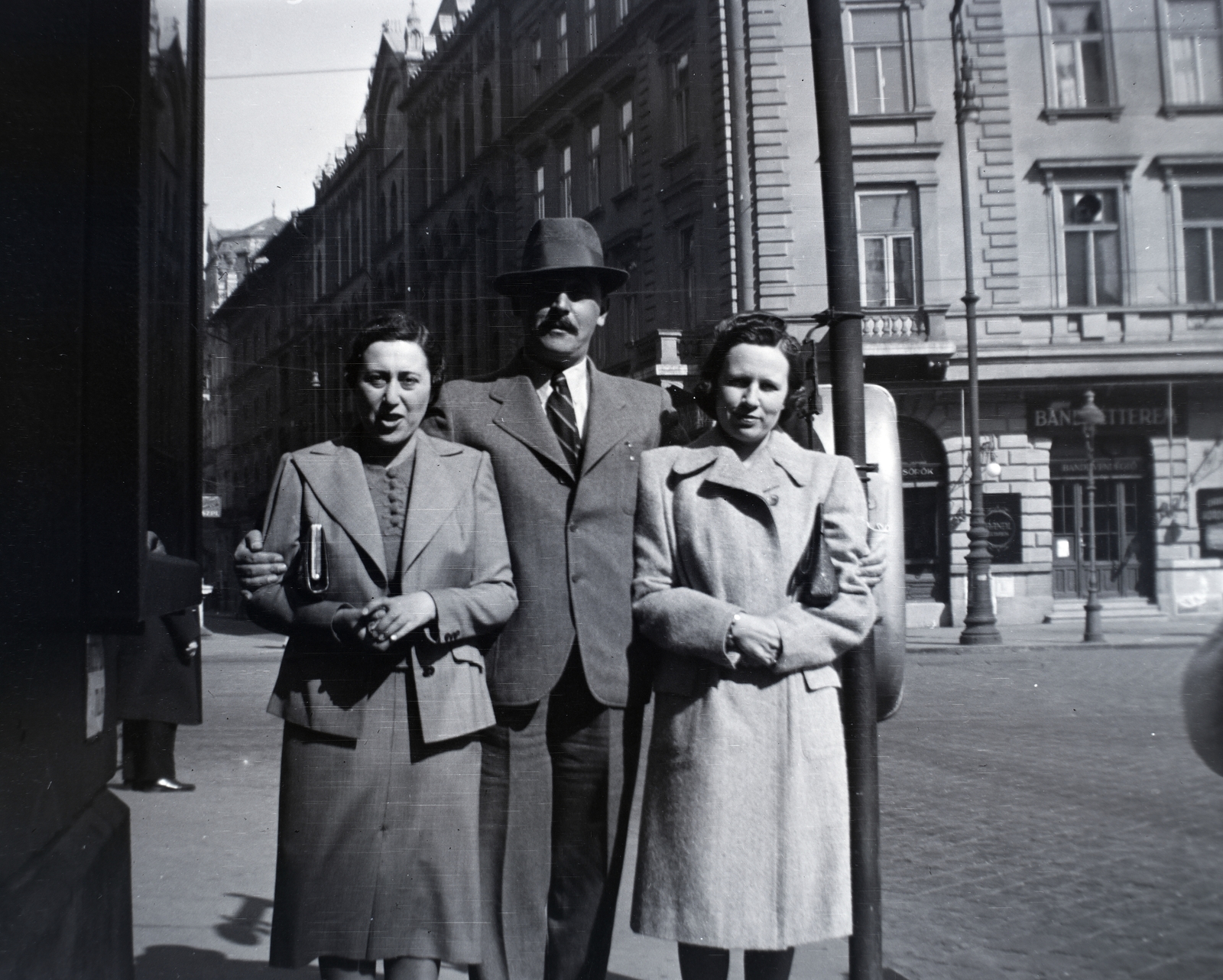 Hungary, Budapest VIII., Krúdy (József) utca a József körútnál. Háttérben a József utca, a József körút 46. szám alatt a Bándl étterem., 1936, Breuer Pál, Budapest, costume, Fortepan #183642