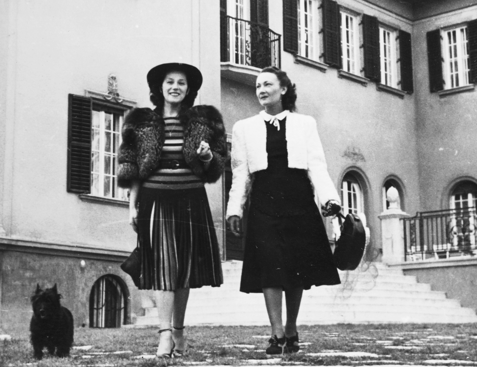 Hungary, Budapest XII., Stromfeld Aurél (Pilsudski) út, Bajor Gizi színművésznő (balra) villája udvarán Elsa Merlini olasz színművésznővel., 1940, Fortepan, actor, Budapest, Fortepan #18365