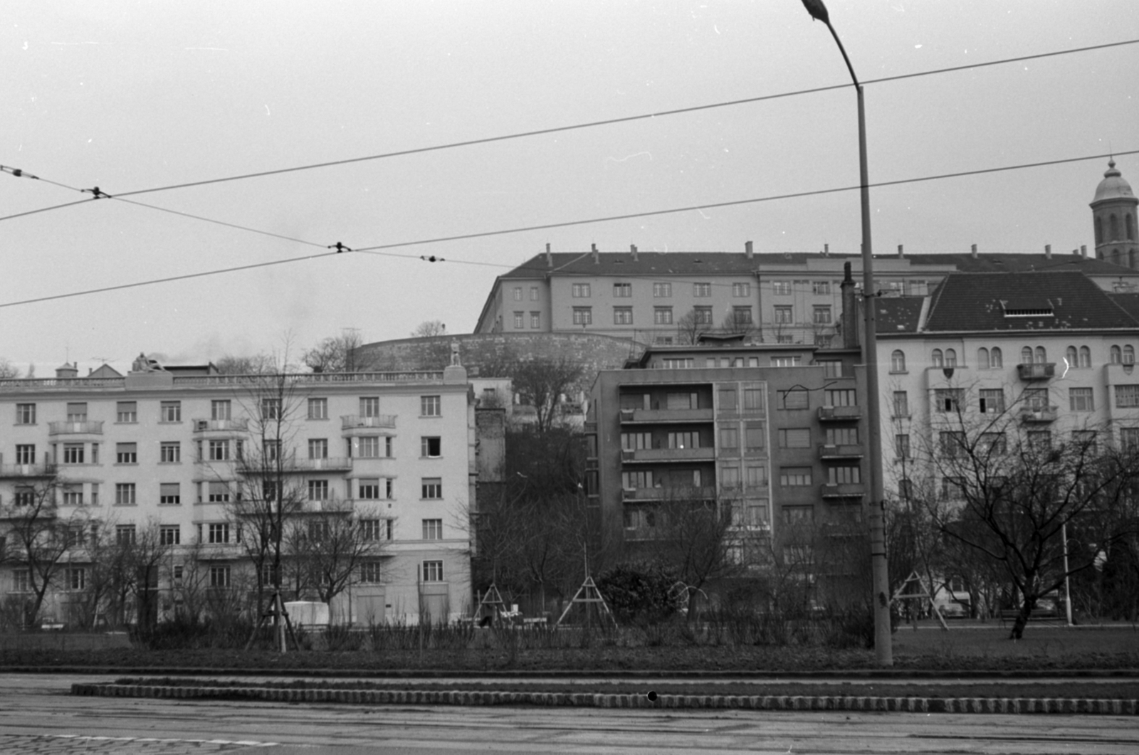 Magyarország, Budapest I., Krisztina körút a Vérmezőnél, szemben az Attila út házai felett az Esztergomi bástya és a Hadtörténeti Múzeum épülete., 1971, Breuer Pál, Budapest, Fortepan #183672