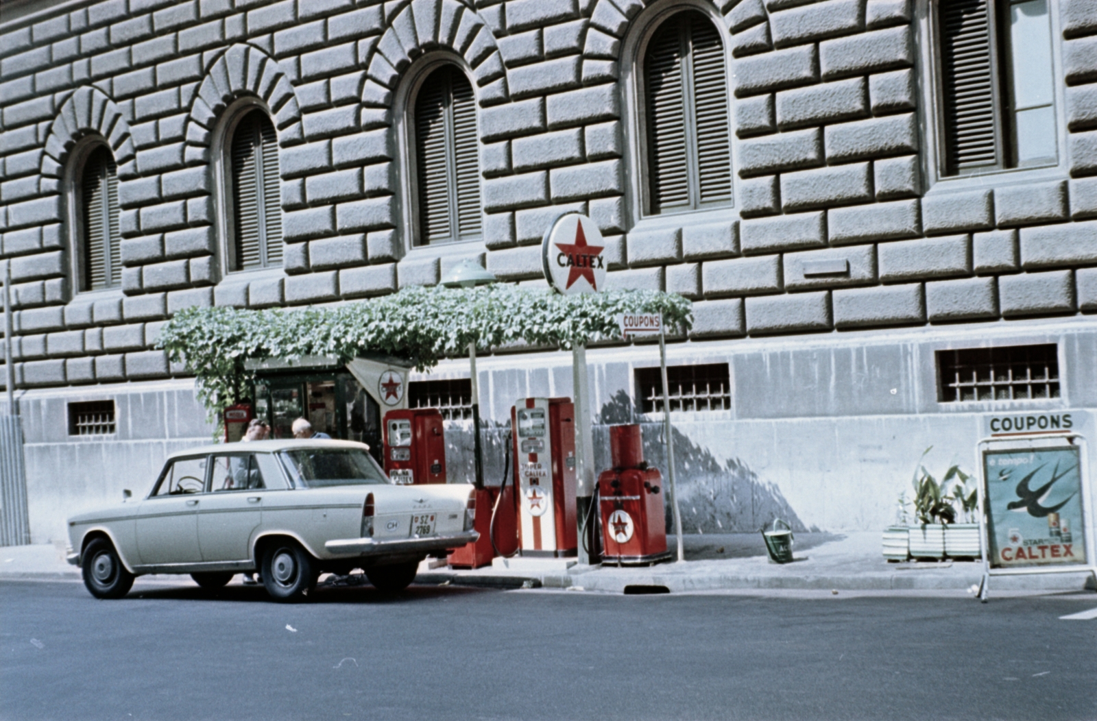 1965, Breuer Pál, colorful, gas station, Peugeot-brand, Caltex-brand, Fortepan #183677