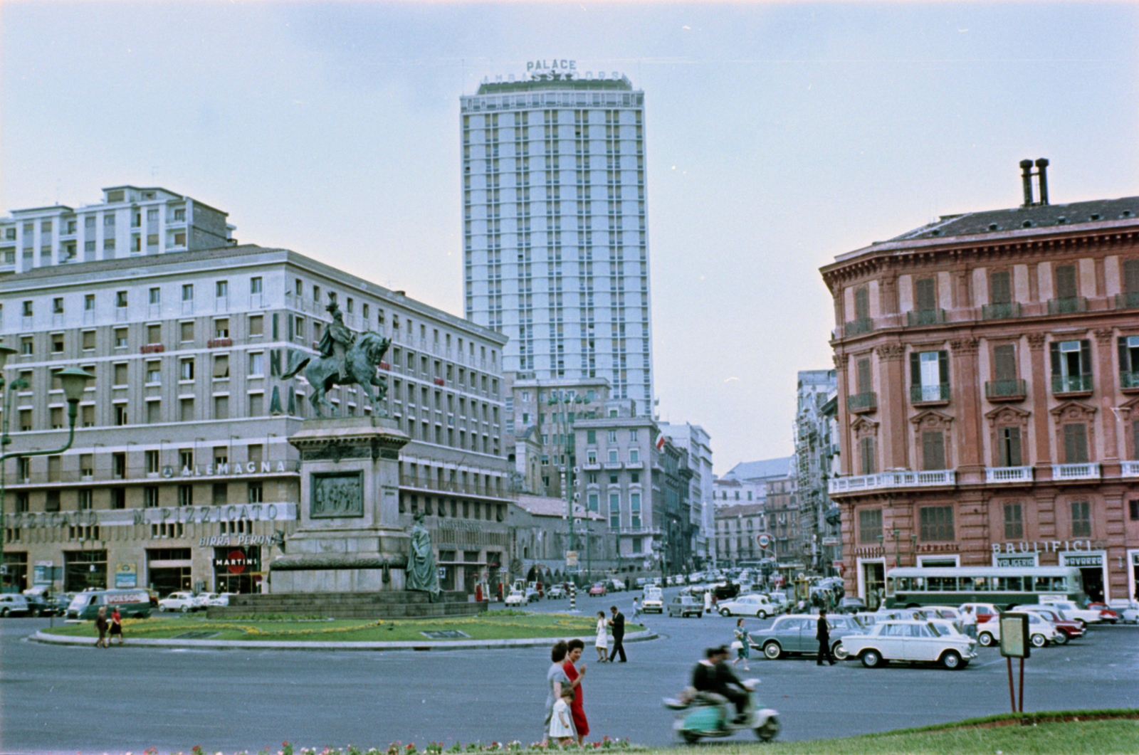 Italy, Naples, Piazza del Municipio, II. Viktor Emánuel emlékműve. Szemben a Via Medina és a Hotel Palace (később Hotel NH Napoli Ambassador)., 1965, Breuer Pál, colorful, Fortepan #183679