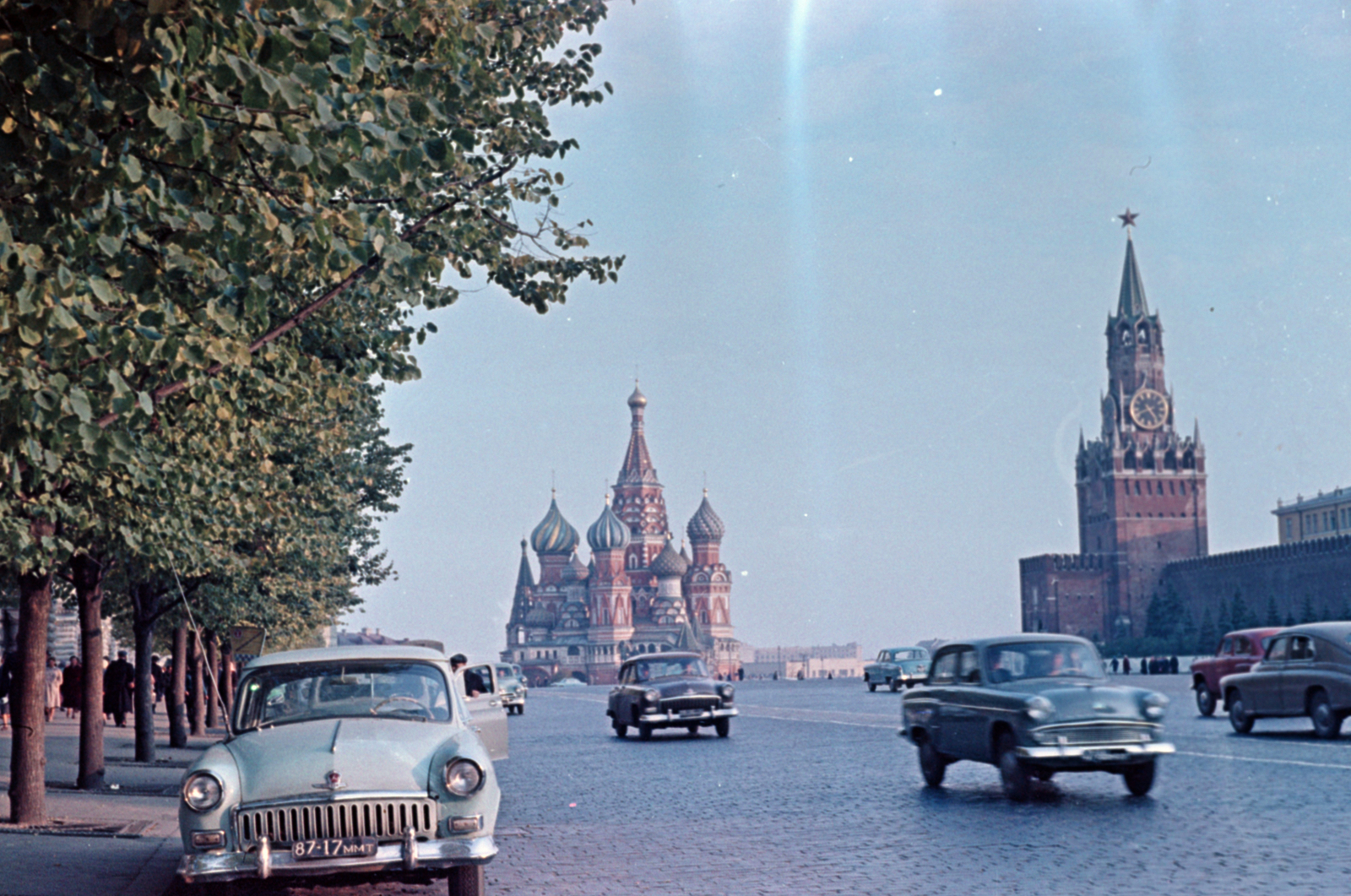 Oroszország, Moszkva, Vörös tér, balra háttérben a Vaszilij Blazsennij székesegyház, ettől jobbra a Szpasszkaja-torony., 1962, Breuer Pál, színes, Fortepan #183688