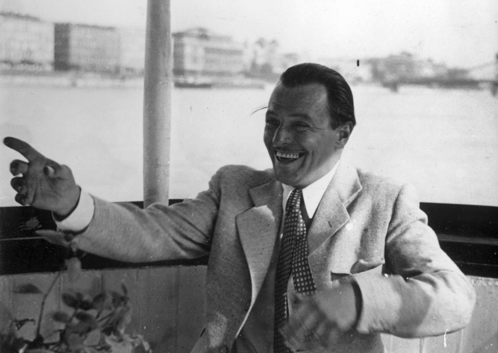Hungary, Budapest, Jávor Pál színművész egy dunai hajón, háttérben a Széchenyi Lánchíd., 1940, Fortepan, ship, actor, Danube, Fortepan #18369