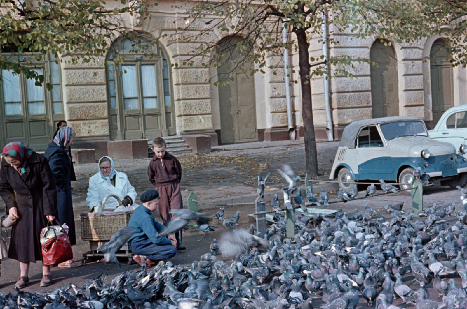 Russia, Moscow, Színház (Szverdlov) tér., 1962, Breuer Pál, colorful, dove, Fortepan #183690