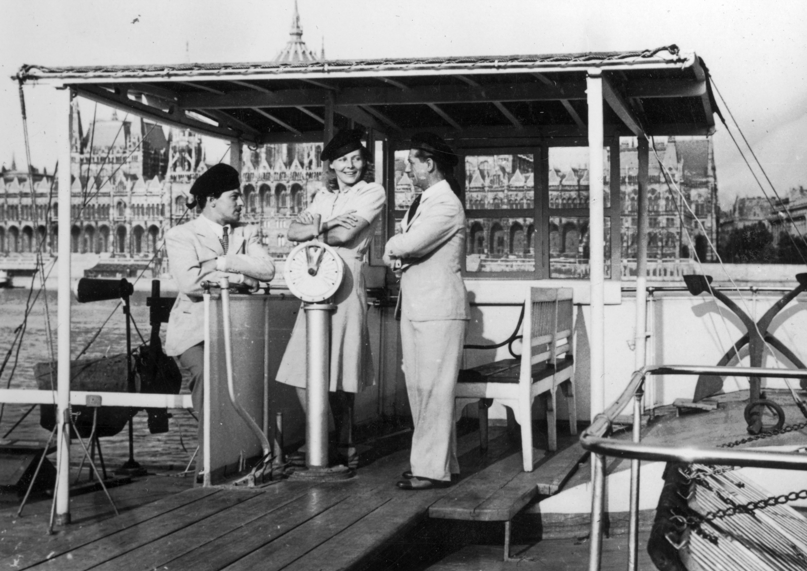 Hungary, Budapest, Jávor Pál, Hilde Krahl és Halmay Tibor színművészek, a Dunai hajós című (német nyelvű) film szereplői. Háttérben a Parlament., 1940, Fortepan, ship, Imre Steindl-design, parliament, Neo-Gothic-style, Danube, anchor, eclectic architecture, Fortepan #18370