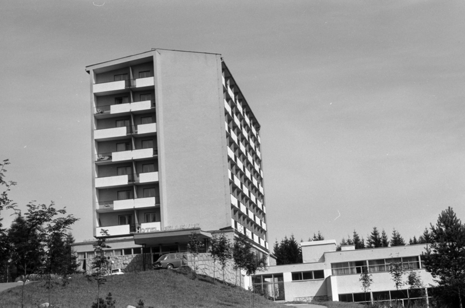 Slovakia, High Tatras, Hrušov, Felsőtátrafüred üdülőhely (ekkor Ótátrafüred, később Magastátra város része). Hotel Sport (később Grand Hotel Bellevue)., 1974, Breuer Pál, Fortepan #183702