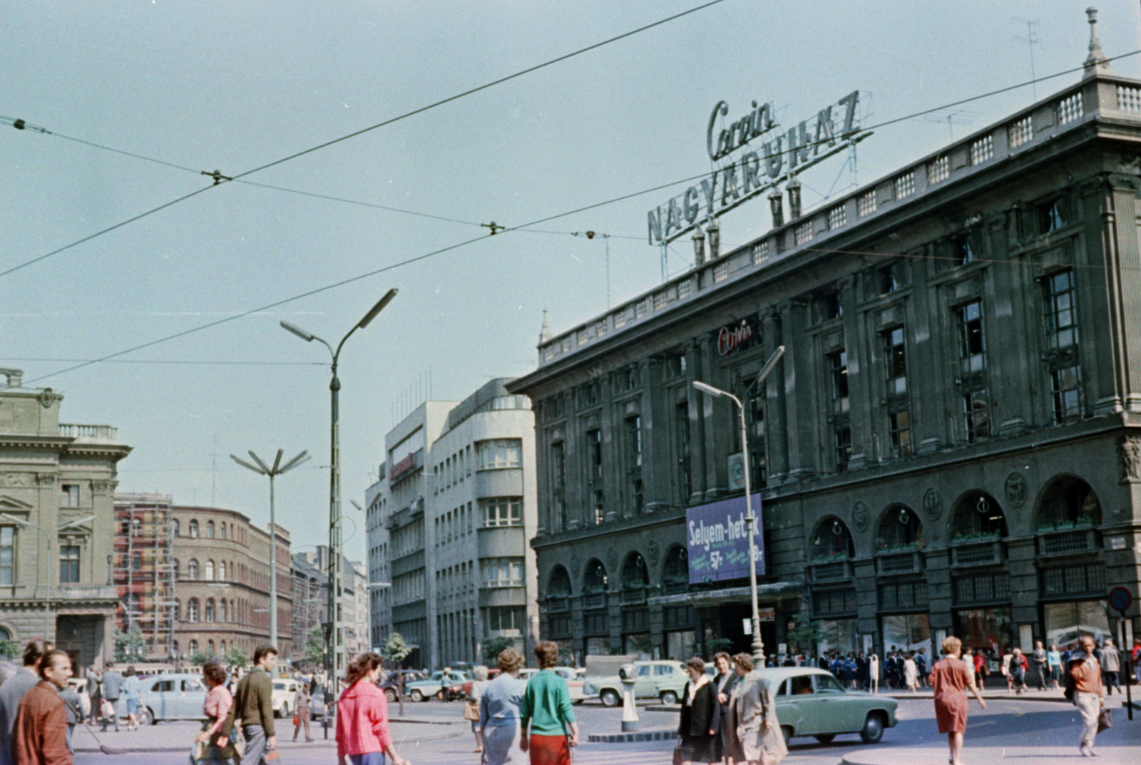 Magyarország, Budapest VIII., Blaha Lujza tér a Rákóczi útról a Népszínház utca torkolata felé nézve, jobbra a Corvin Áruház., 1963, Breuer Pál, Corvin Áruház, Budapest, színes, Fortepan #183722
