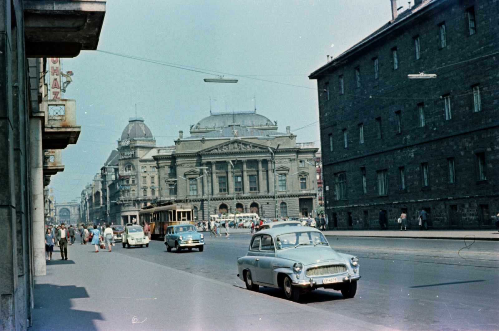 Magyarország, Budapest VII.,Budapest VIII., Rákóczi út a Blaha Lujza tér és a Nemzeti Színház felé nézve, jobbra a Rókus kórház., 1963, Breuer Pál, nemzeti színház, Skoda Octavia, Budapest, színes, Fortepan #183723