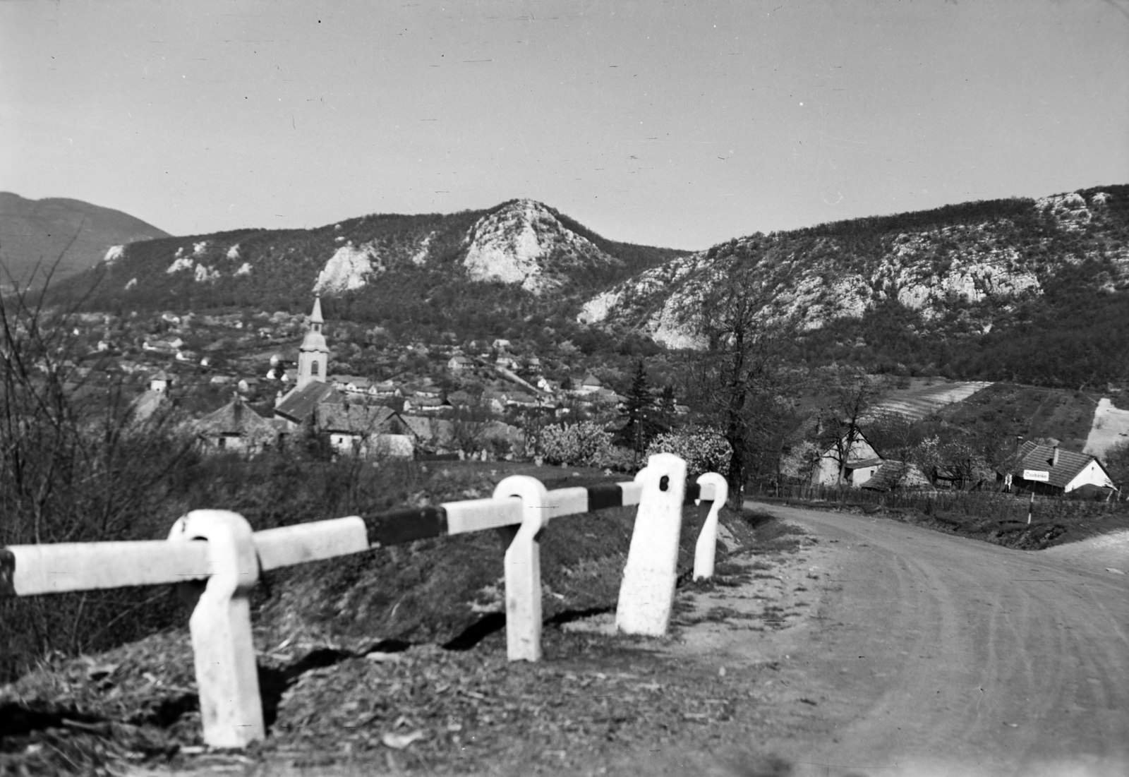 Hungary, Csobánka, Vörösvári út, szemben középen az Oszoly-szikla, balra a Szent Anna-templom., 1959, Divéky István, road railings, Fortepan #183733