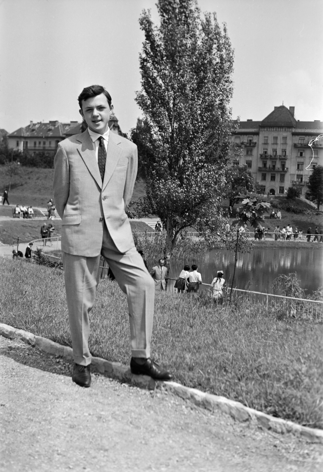 Hungary, Budapest XI., park a Feneketlen-tónál, háttérben a Fadrusz utca házai., 1962, Divéky István, Budapest, Fortepan #183735