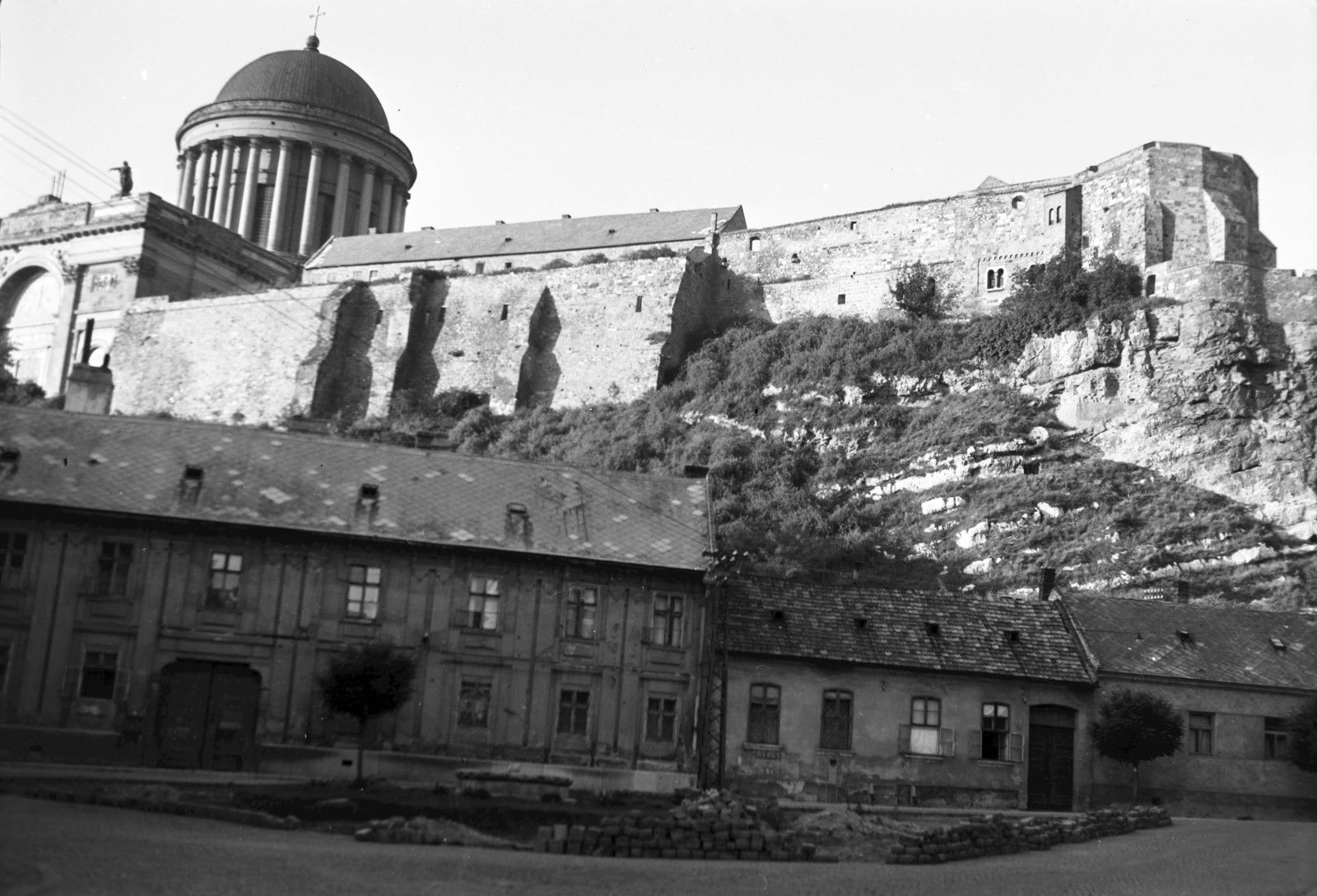 Hungary, Esztergom, Víziváros, Mindszenty hercegprímás tere és a Várhegyen a Bazilika., 1962, Divéky István, Fortepan #183740