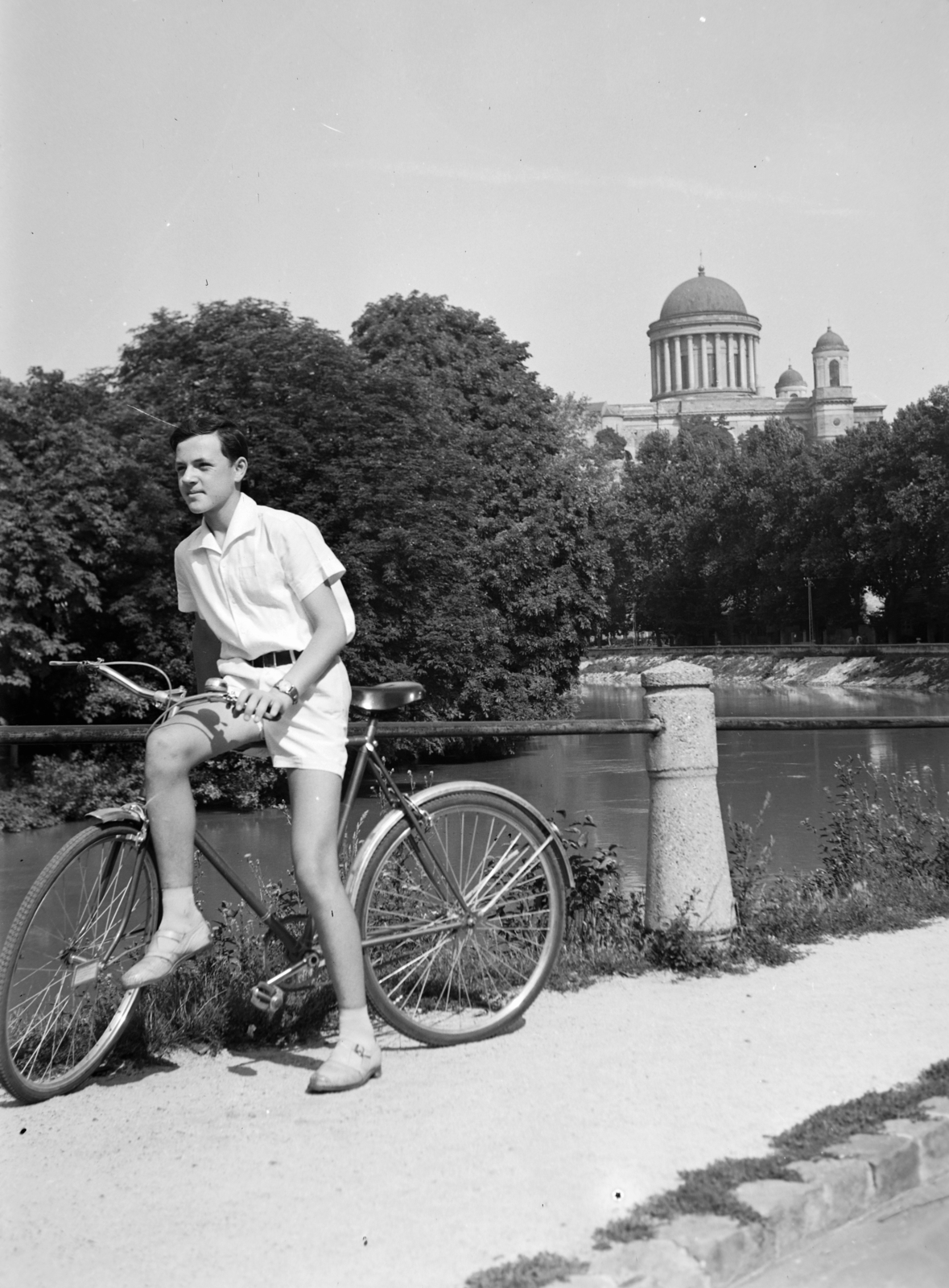 Hungary, Esztergom, Kis-Duna, háttérben a Bazilika., 1962, Divéky István, bicycle, excursion, boy, caps, Fortepan #183741