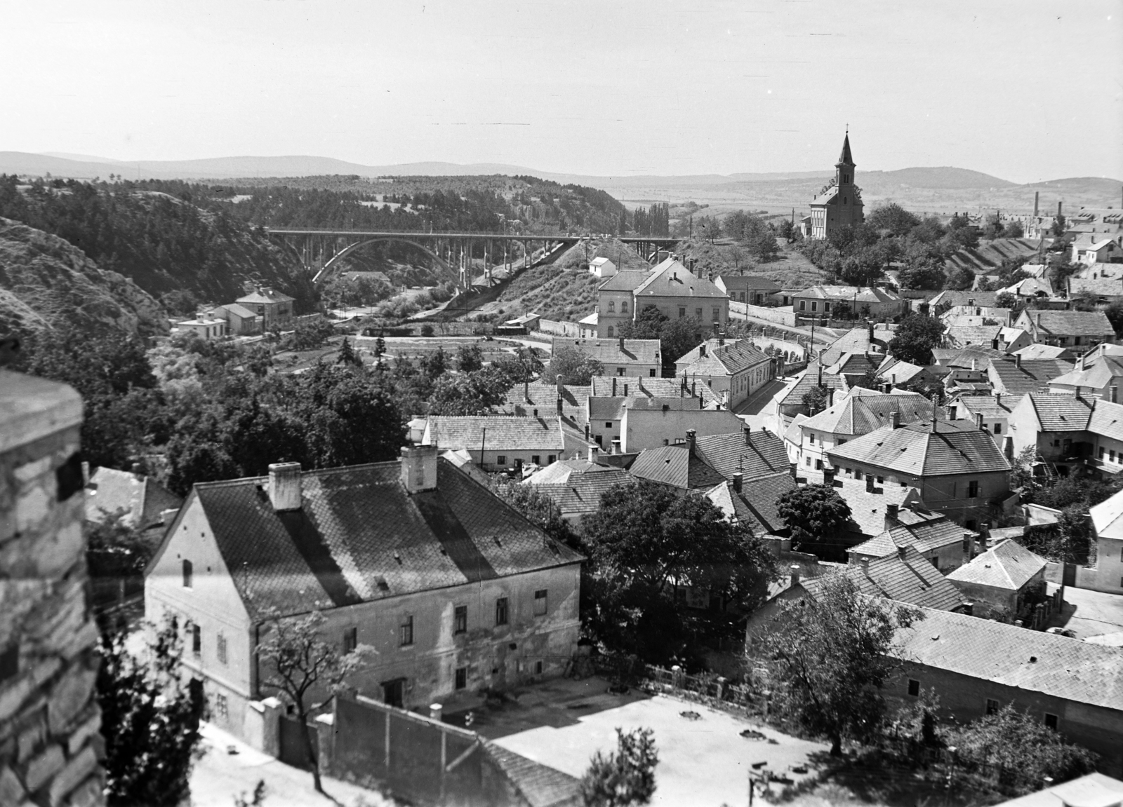 Hungary, Veszprém, Várkilátó, kilátás a Szent István völgyhíd (Viadukt) és a Szent László-templom felé., 1962, Divéky István, Fortepan #183743