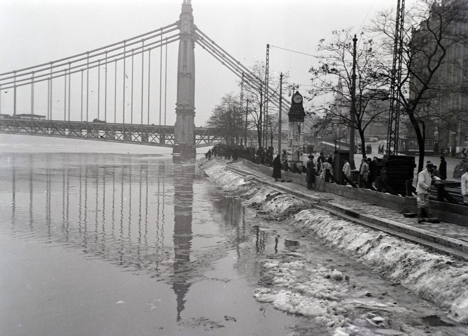 Hungary, Budapest V., az áradó Duna a Belgrád (Ferenc József) rakpartnál, az Erzsébet híd felé nézve., 1941, Divéky István, winter, Danube, Budapest, Fortepan #183792