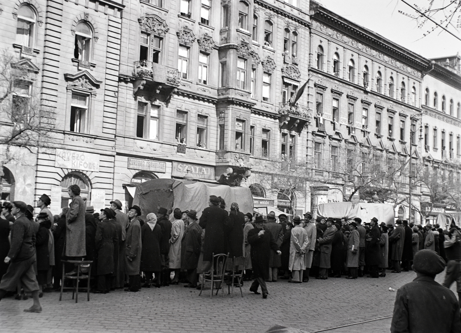 Hungary, Budapest IX., Ferenc körút, a háttérben középen a 26. és 28. számú ház., 1941, Divéky István, mass, army, Budapest, gaping, standing on a chair, Fortepan #183794