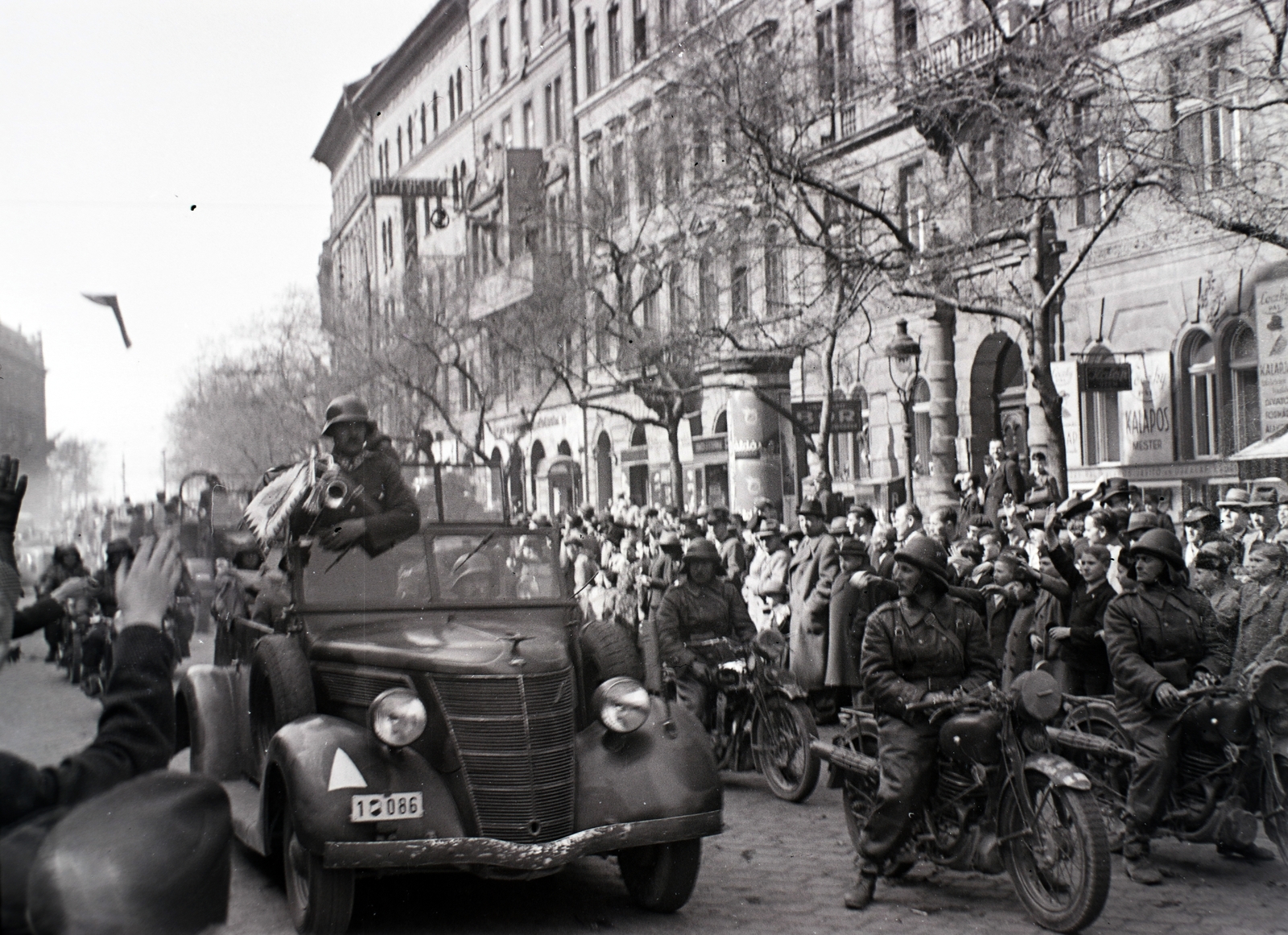 Hungary, Budapest IX., Ferenc körút a Boráros tér felé nézve., 1941, Divéky István, motorcycle, number plate, Benelli-brand, march, leather jacket, Budapest, Fortepan #183795