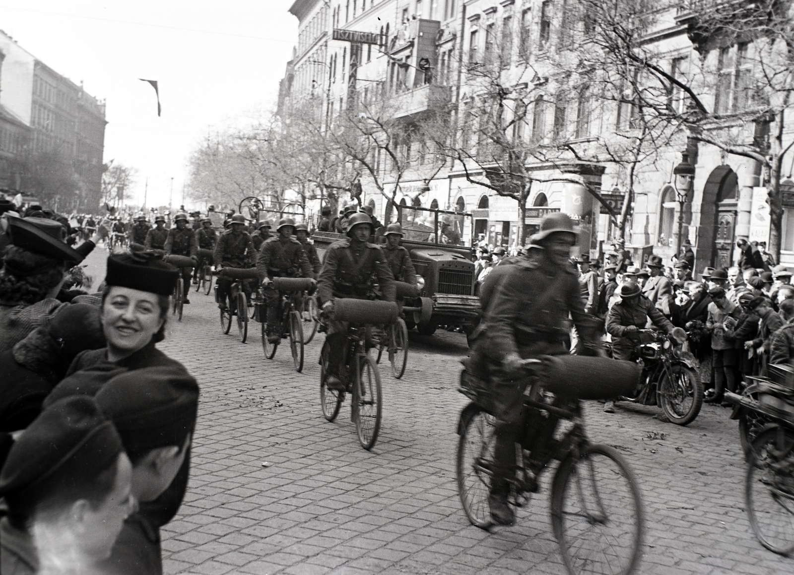 Hungary, Budapest IX., Ferenc körút a Boráros tér felé nézve., 1941, Divéky István, bicycle, soldier, cycling corps, march, Budapest, Fortepan #183796