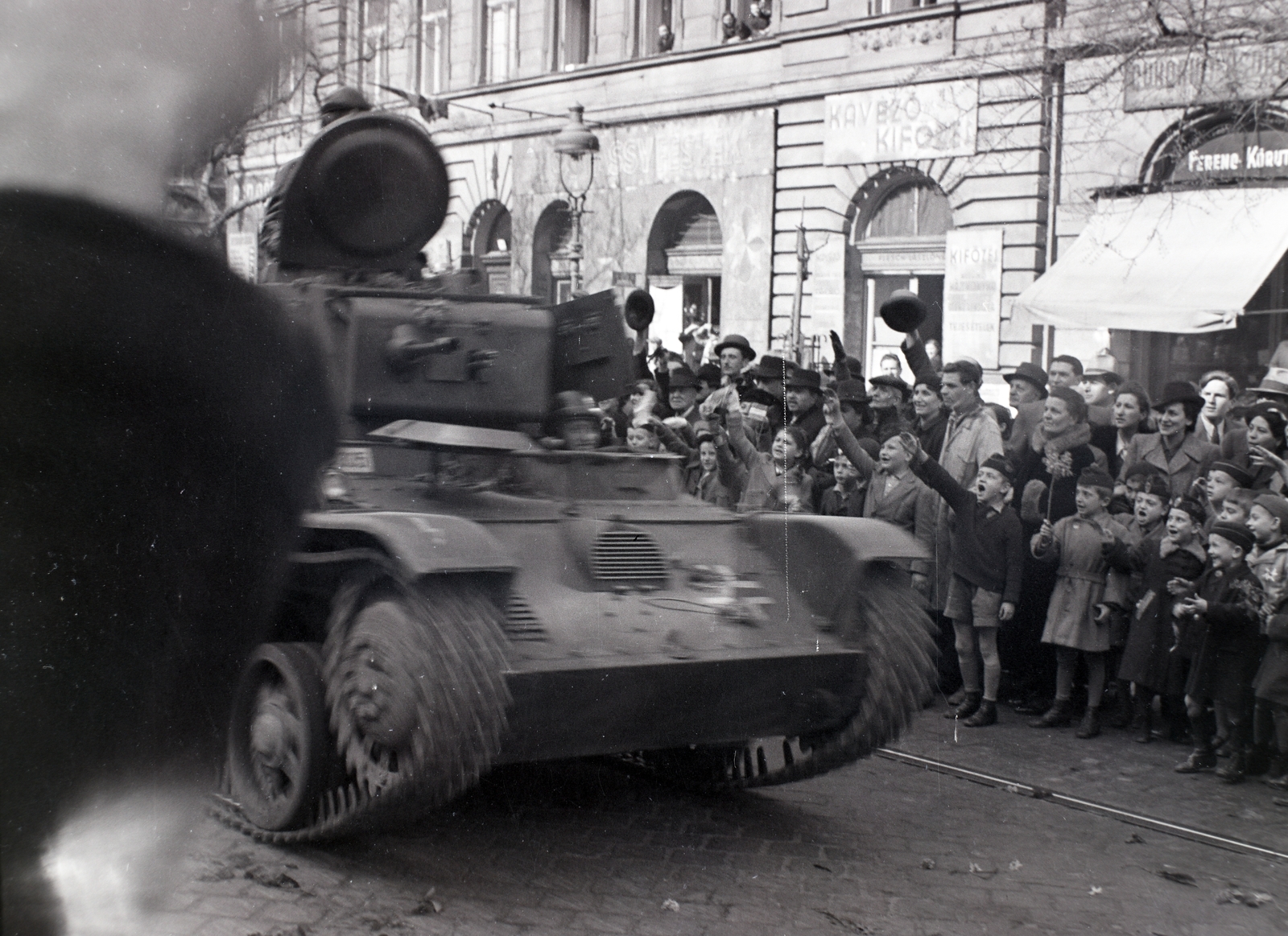 Hungary, Budapest IX., Ferenc körút., 1941, Divéky István, tank, gaping, kids, Budapest, Fortepan #183798