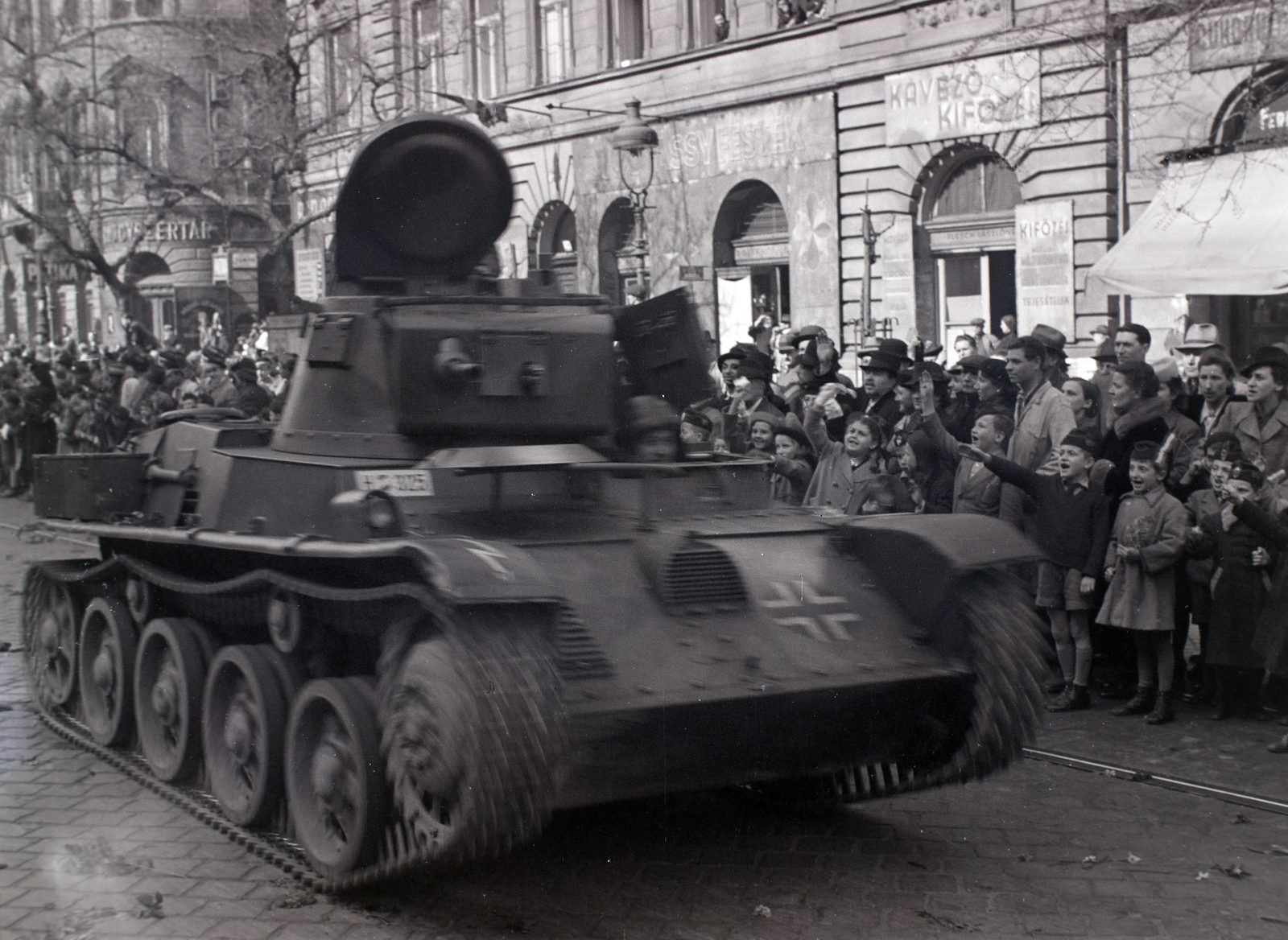 Hungary, Budapest IX., Ferenc körút, balra a Tompa utca., 1941, Divéky István, tank, Budapest, Fortepan #183799
