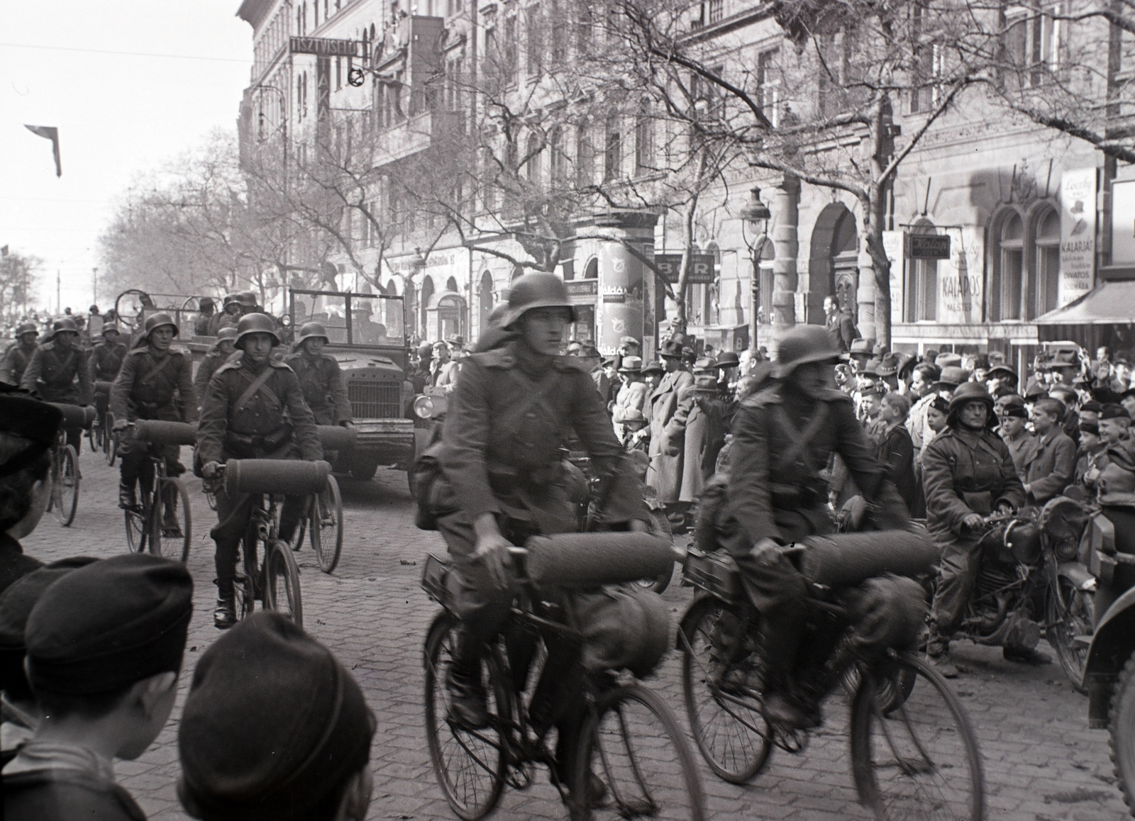 Hungary, Budapest IX., Ferenc körút a Boráros tér felé nézve., 1941, Divéky István, bicycle, cycling corps, Budapest, Fortepan #183800