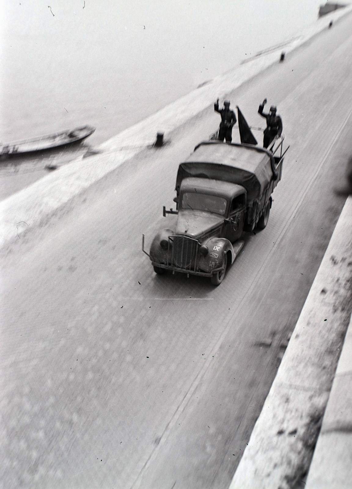 Magyarország, Budapest XI., budai alsó rakpart a Műegyetem rakpart alatt, német katonai csapatok átvonulása., 1941, Divéky István, második világháború, német katona, Budapest, teherautó, német gyártmány, Fortepan #183810