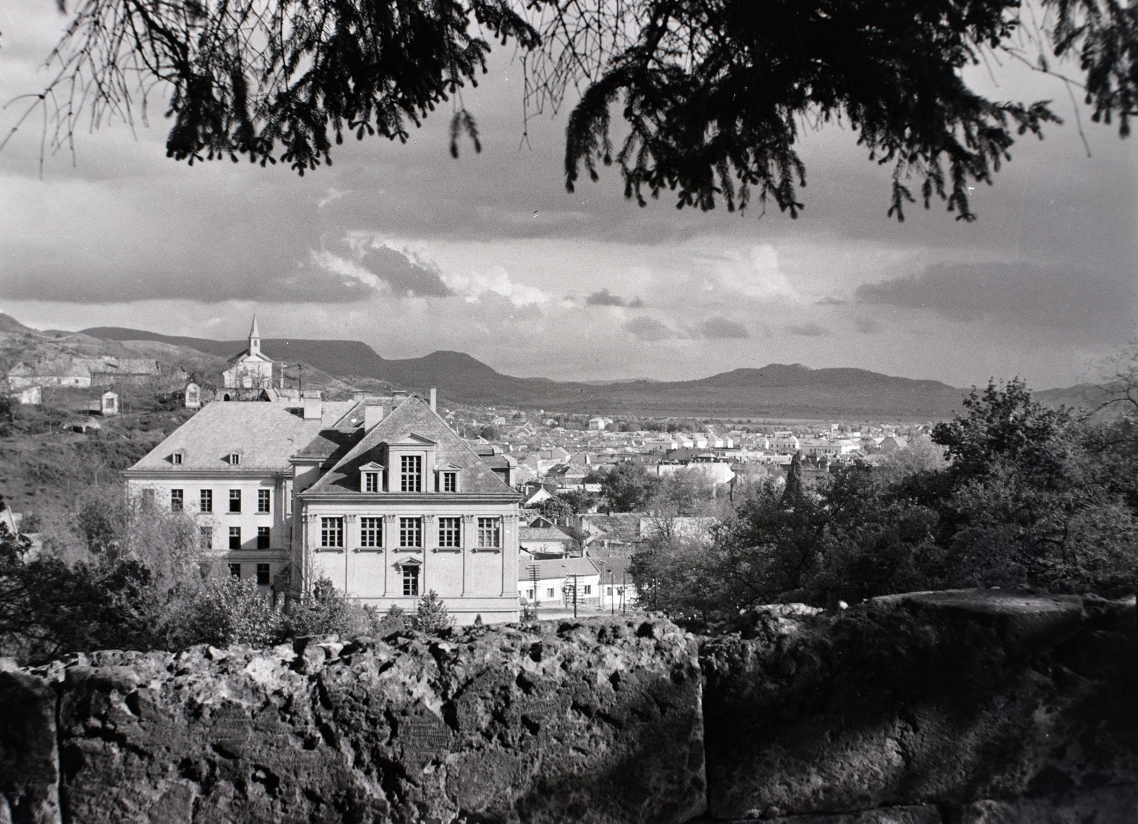 Hungary, Esztergom, kilátás a Bazilikától, előtérben az Esztergomi Tanítóképző Intézet (egykor Érseki Tanítóképző, ma Vitéz János Tanárképző Központ), mögötte a Szent Tamás-hegyen a Fájdalmas Szűz-kápolna., 1941, Divéky István, Fortepan #183817