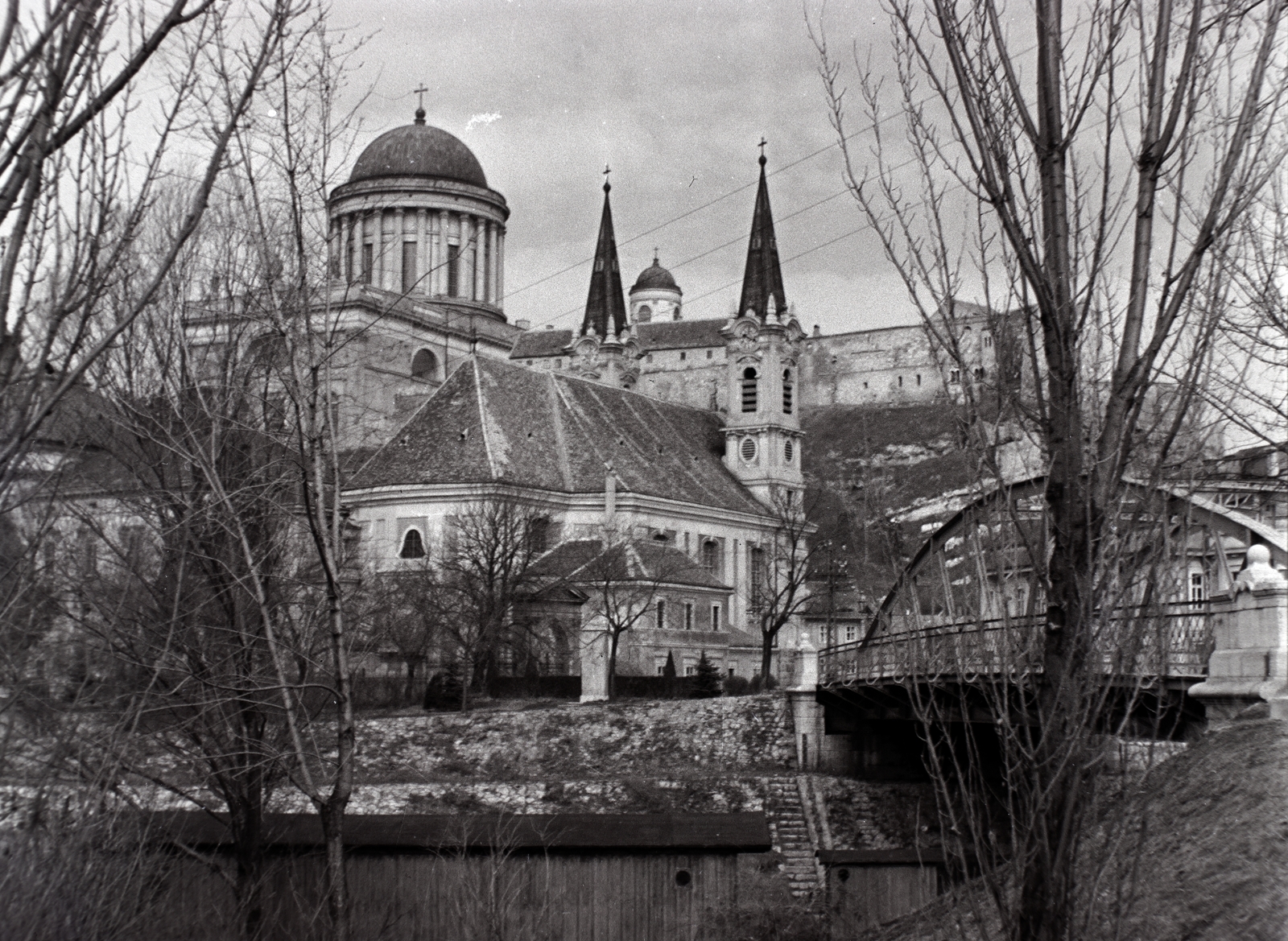 Hungary, Esztergom, jobbra a Kolos híd (később a Kossuth híd épült fel a helyén), balra a Loyolai Szent Ignác-templom, fent a Bazilika., 1944, Divéky István, picture, church, bottom view, Cathedral, Fortepan #183829