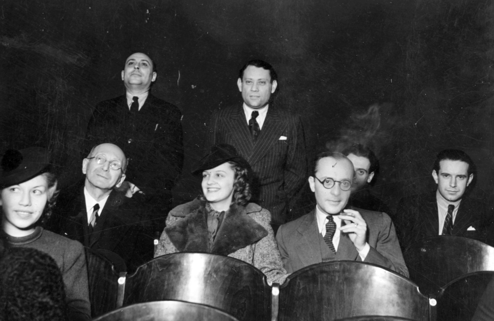 Hungary, Budapest VIII., Rákóczi út 59., a Paramount filmforgalmi rt. budapesti központjának vetítője. A Francia szobalány című színdarab amerikai filmváltozatának mozibemutató előtti különvetítése a színdarab két főszereplőjének, Tolnay Klári és Ráday Imre színművészeknek. Balra mellettük Bárdi Ödön színművész, mögöttük áll jobbra Fodor Sándor, a Paramount pesti dramaturgja. A felvétel 1939. február 15-én készült., 1939, Fortepan, Budapest, Fortepan #18383