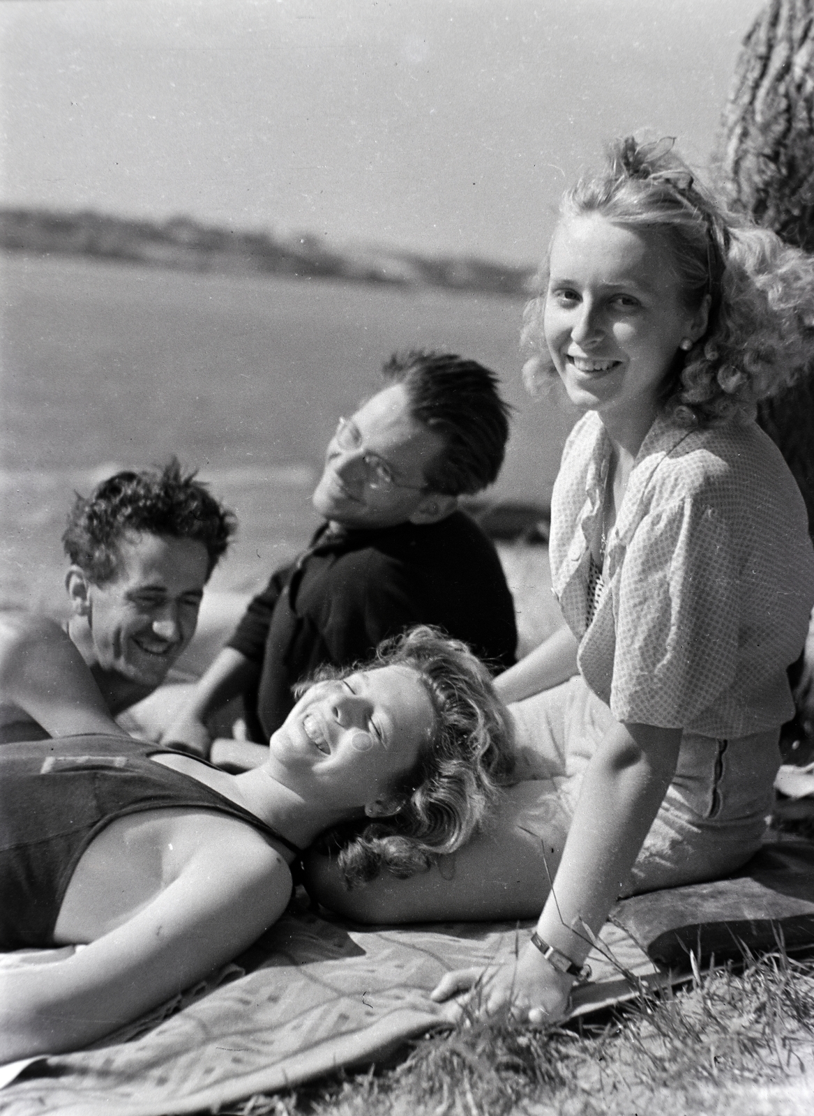 1942, Divéky István, tableau, looking back, youth, smile, Fortepan #183839