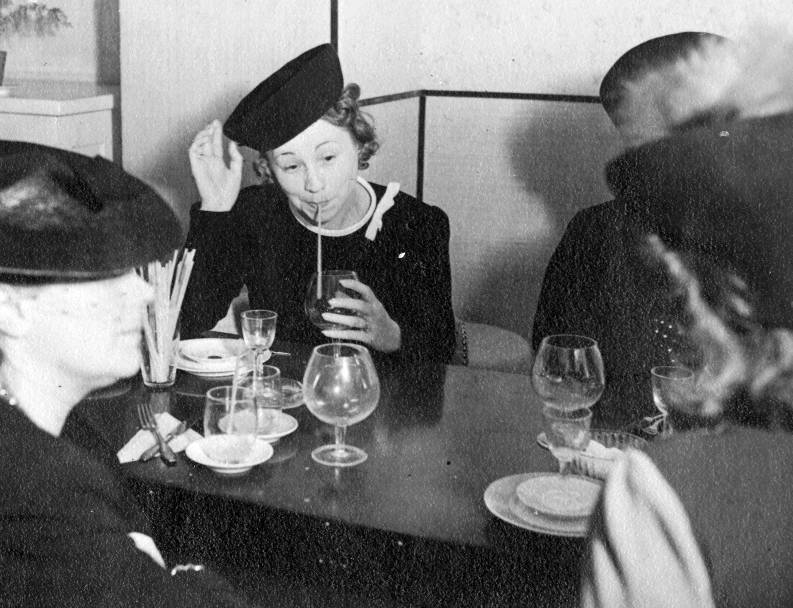 Magyarország, Budapest V., Petöfi tér 3., Paradiso eszpresszó, Fejes Teri színművésznő., 1939, Fortepan, sajtófotó, híres ember, étkezés, Budapest, Fortepan #18384