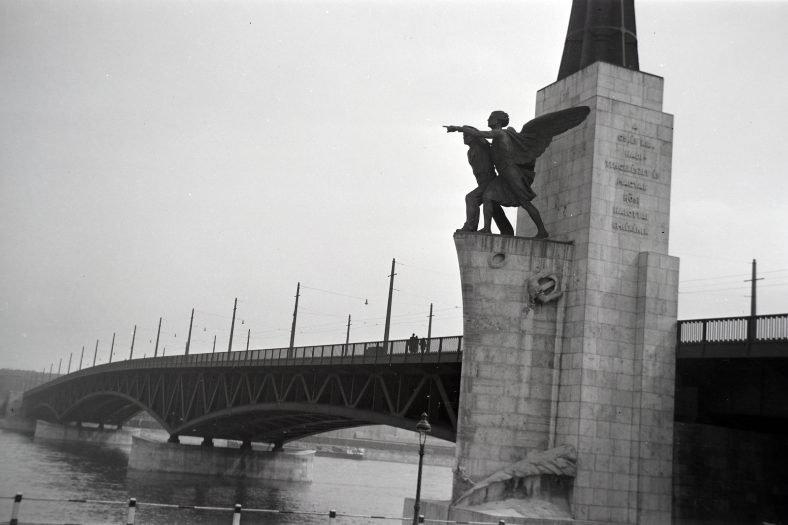 Magyarország, Budapest XI.,Budapest IX., Petőfi (Horthy Miklós) híd budai hídfő, Haditengerészeti Hősi Emlékmű., 1943, Divéky István, Budapest, Fortepan #183843