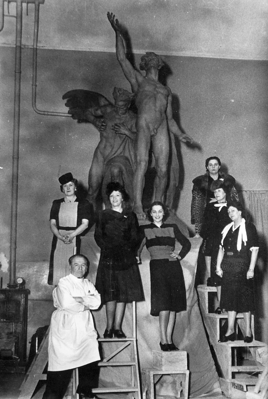 Hungary, Budapest VIII., Százados úti Művésztelep. Kisfaludi Strobl Zsigmond műterme, a meg nem valósult Madách emlékmű gipszmintája. Fehér köpenyben a szobrász, mögötte az egykor Évát játszó színésznők: Lánczy Margit, Lukács Margit, Mátrai Erzsi, Paulay Erzsi, Szabó Margit és Tasnády Ilona., 1939, Fortepan, sculpture, tableau, women, studio, Budapest, nude figure, statue plans, Fortepan #18385