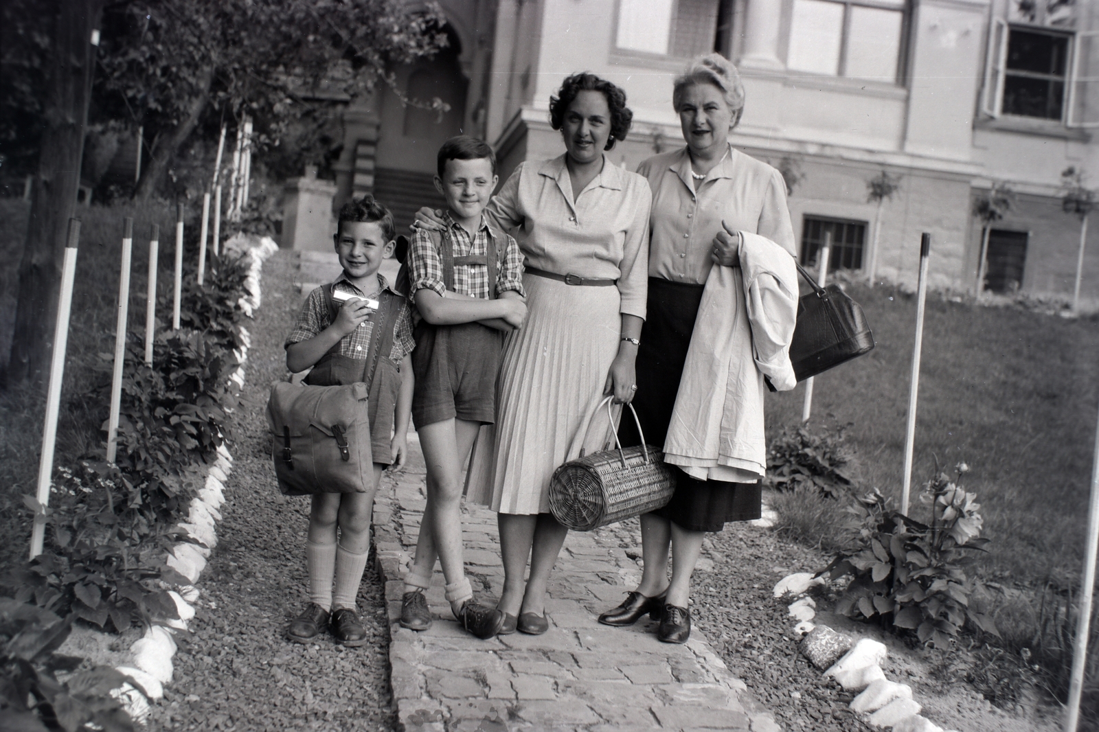 Hungary,Danube Bend, Visegrád, 1958, Divéky István, family, kazoo, wicker bag, height chart, Fortepan #183862