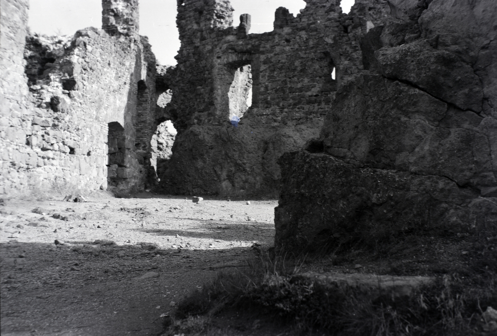 Hungary,Danube Bend, Visegrád, Fellegvár, a felvétel a belső várudvarban készült. Szemben az északnyugati palota homlokzata., 1941, Divéky István, Fortepan #183873