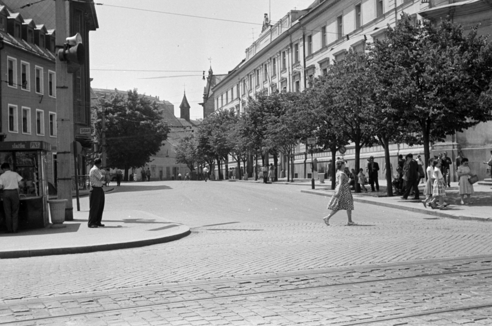 Slovakia, Bratislava, Župné námestie (Vármegyeház tér) a Hurbanovo námestie (Nagy Lajos tér) felől nézve., 1963, Dömölky Etelka, Fortepan #183902