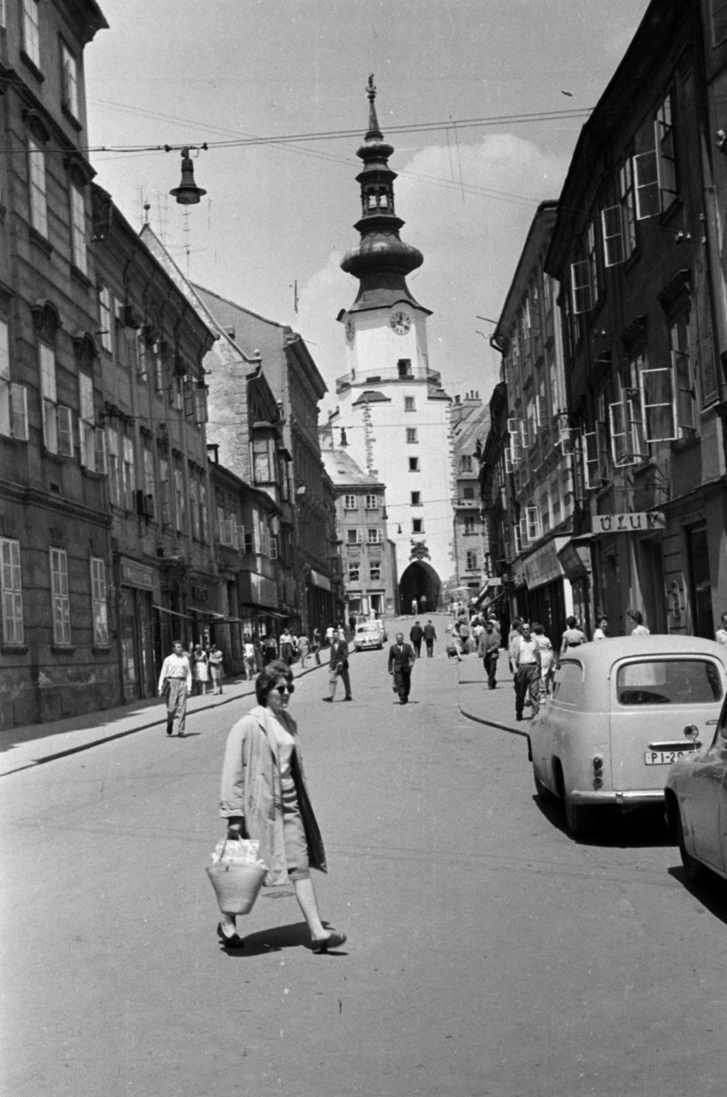 Szlovákia, Pozsony, Mihály-kapu., 1963, Dömölky Etelka, Skoda-márka, Fortepan #183903