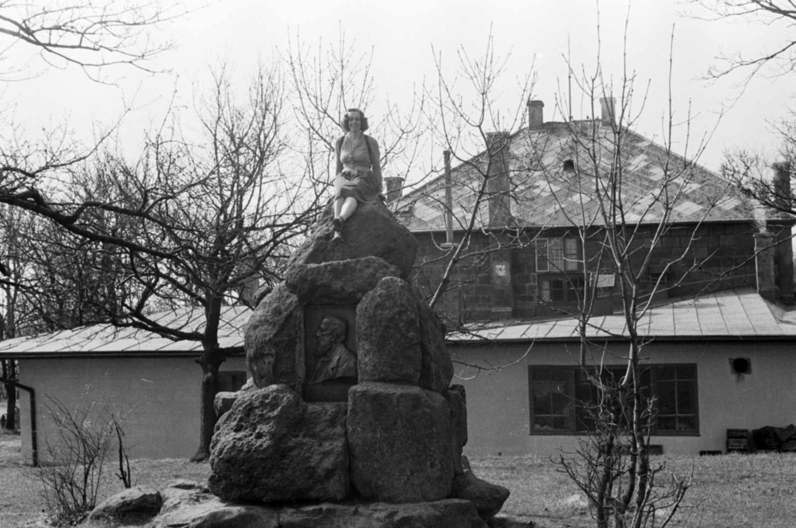 Hungary, Dobogókő, Dr. Téry Ödön emlékműve, háttérben az Eötvös Loránd Menedékház., 1963, Dömölky Etelka, Fortepan #183907