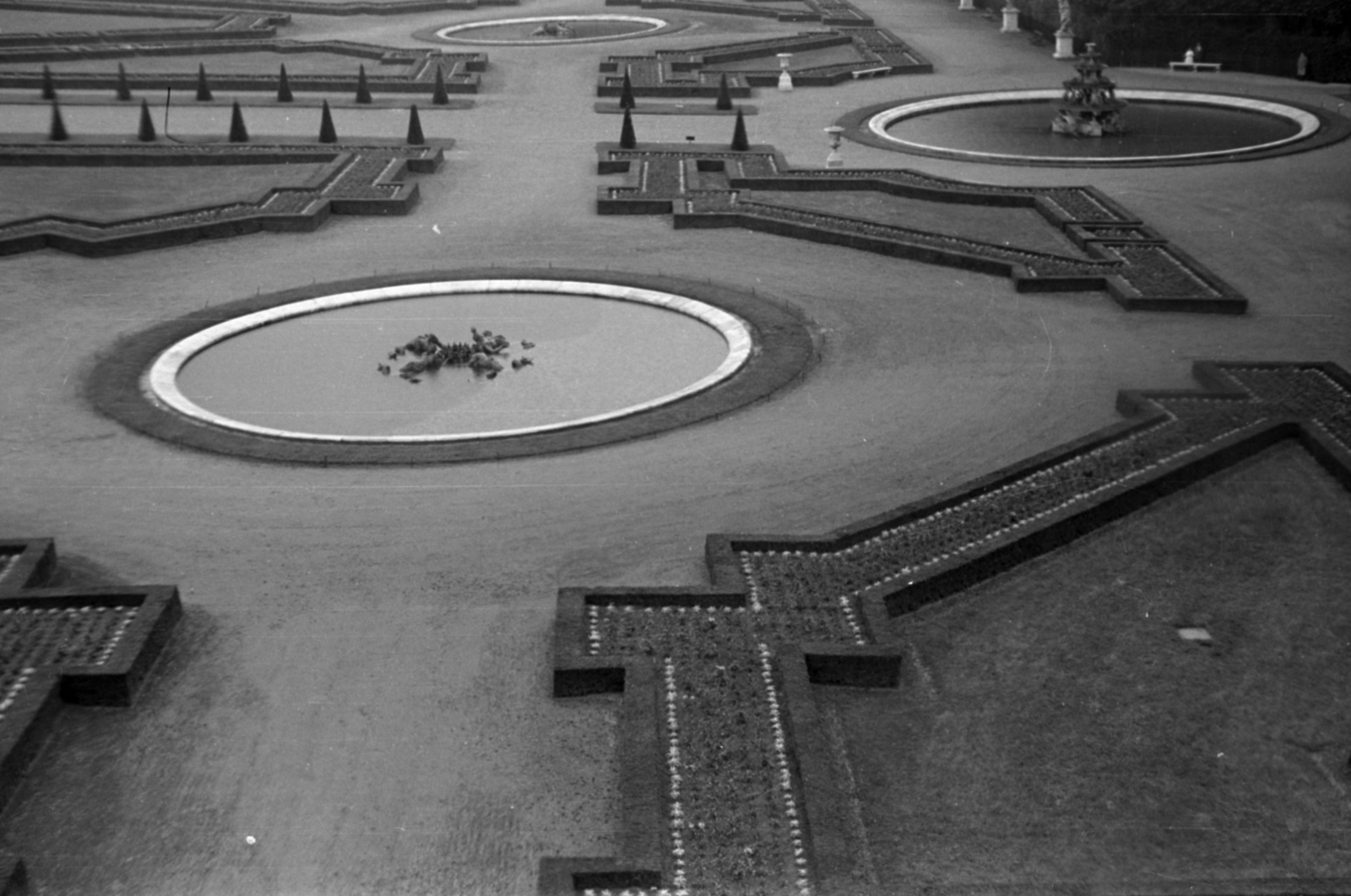 France, Versailles, kilátás a kastélyból a parkra, a jobb oldalon látható medence a Bassin du Pyramide., 1963, Dömölky Etelka, Fortepan #183913