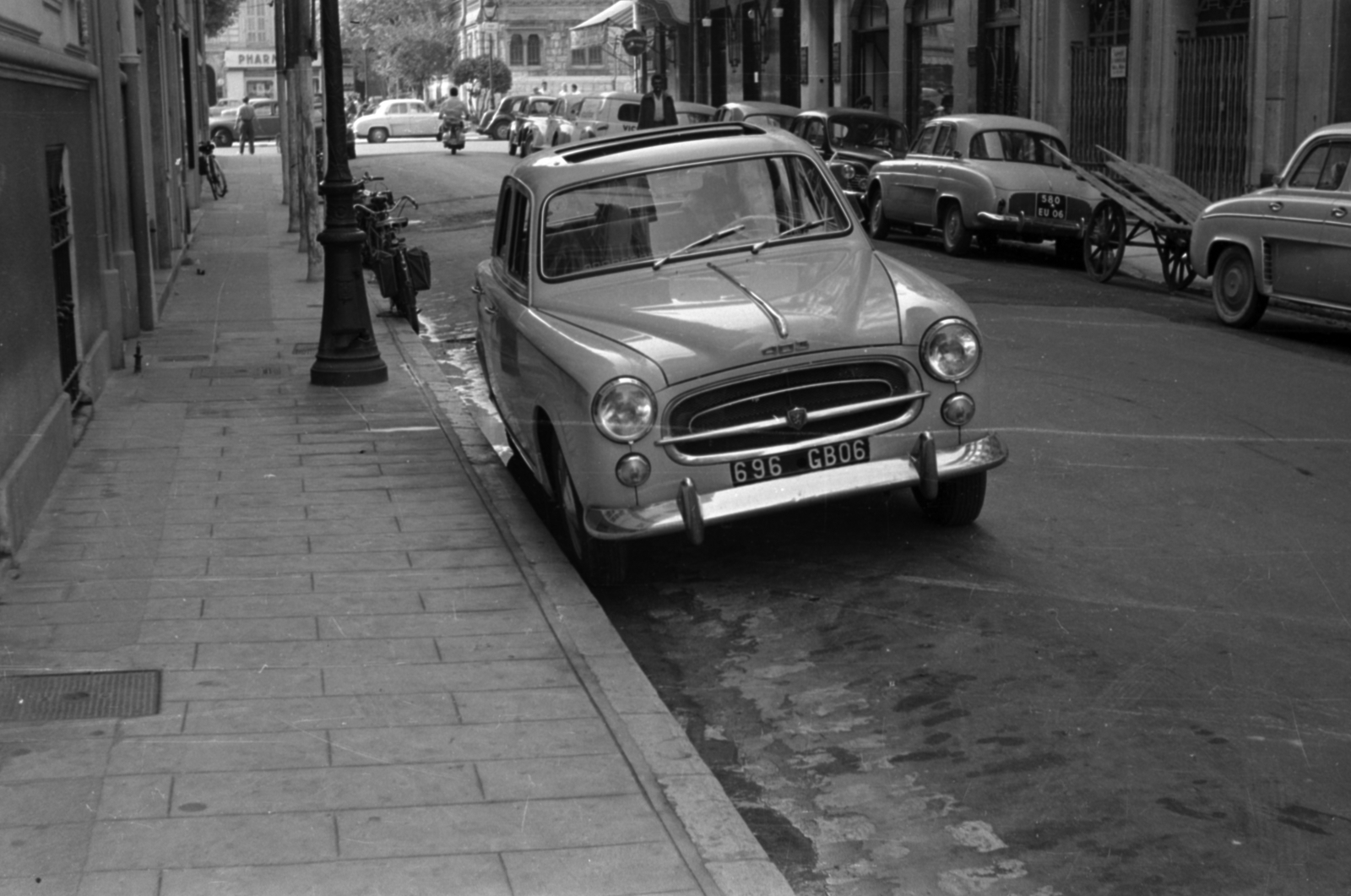 Franciaország, Nizza, Rue de Russie a Place Notre-Dame felé nézve., 1963, Dömölky Etelka, Peugeot 403, Fortepan #183918