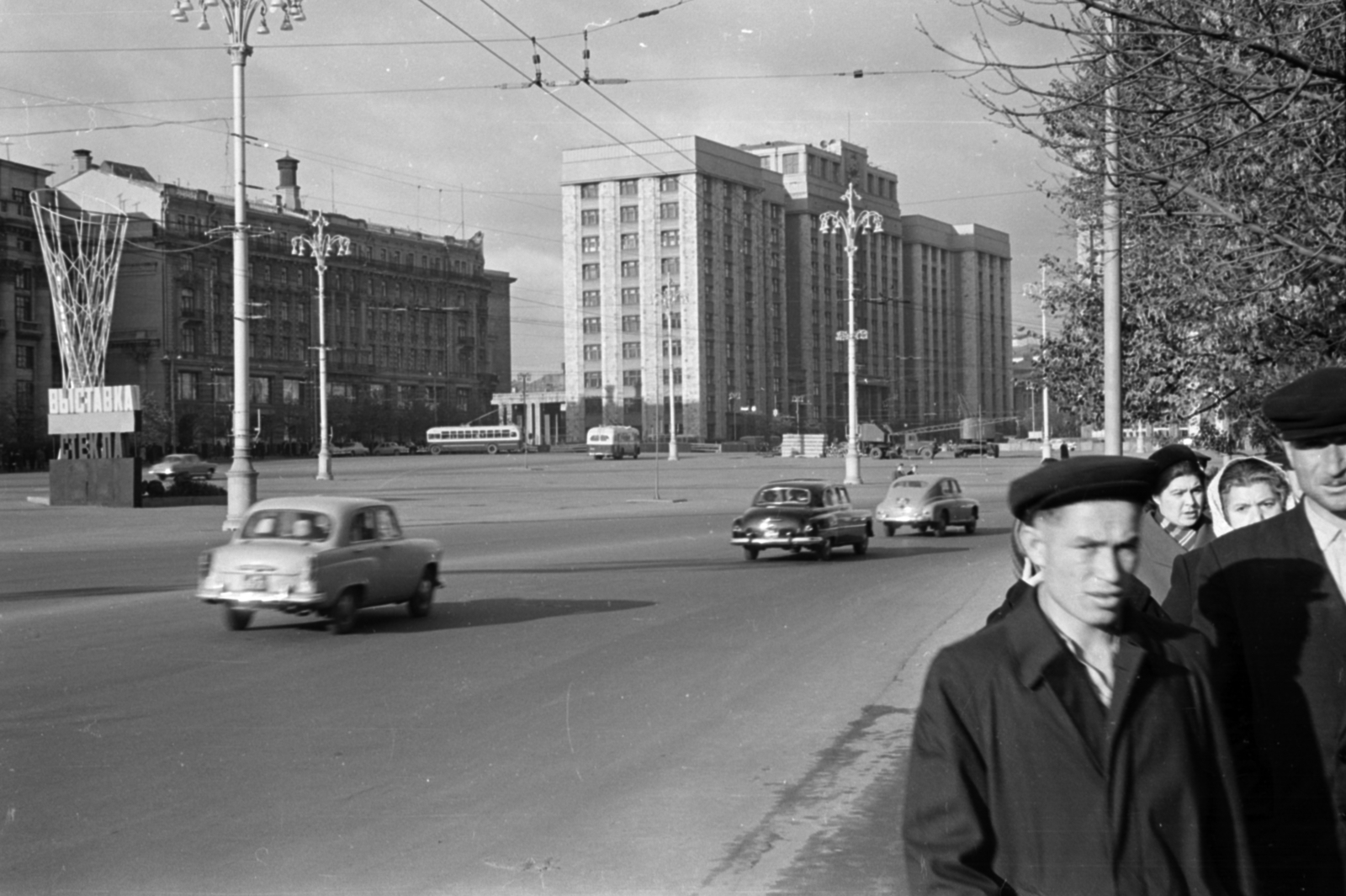 Oroszország, Moszkva, Manézs tér az ulica Ohotnij Rjad (proszpekt Marksza) felé nézve., 1959, Dömölky Etelka, Szovjetunió, utcakép, forgalom, Fortepan #183962