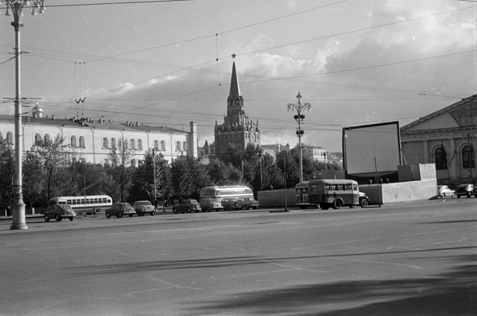 Russia, Moscow, Manézs tér, jobbra a Manézs (egykor cári lovarda, ma kiállítóterem), a háttérben a Kutafja-torony., 1959, Dömölky Etelka, Soviet Union, car park, Fortepan #183963