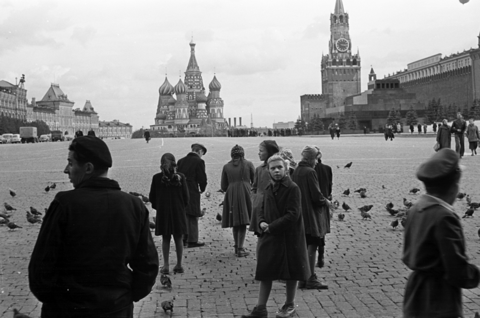 Russia, Moscow, Vörös tér, szemben a Vaszilij Blazsennij székesegyház, jobbra a Szpasszkaja-torony, egykor a Kreml főbejárata és a Lenin mauzóleum., 1959, Dömölky Etelka, Soviet Union, dove, bird feeding, onion dome, Fortepan #183981