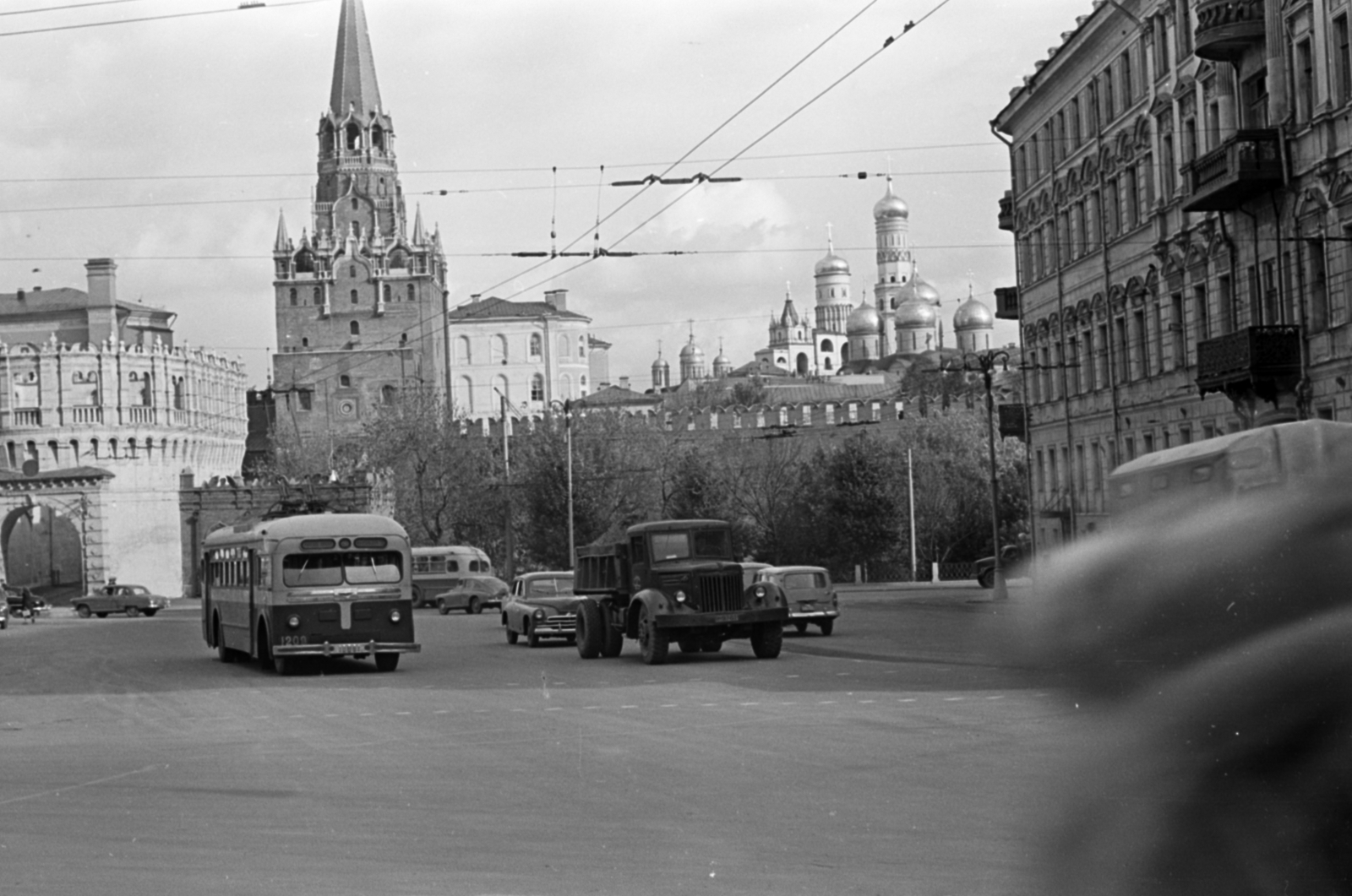 Russia, Moscow, ulica Vozdvizsenyka (prszpekt Kalinyina), balra a Kreml egyik bejárata a Kutafja-toronynál., 1959, Dömölky Etelka, Soviet Union, traffic, Fortepan #183982
