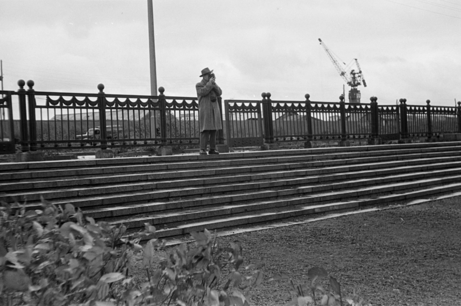 Oroszország, Moszkva, a Lomonoszov Egyetem előtti park, a kerítés mögött a Lomonoszov sugárút.., 1959, Dömölky Etelka, Szovjetunió, fotózás, Fortepan #183988