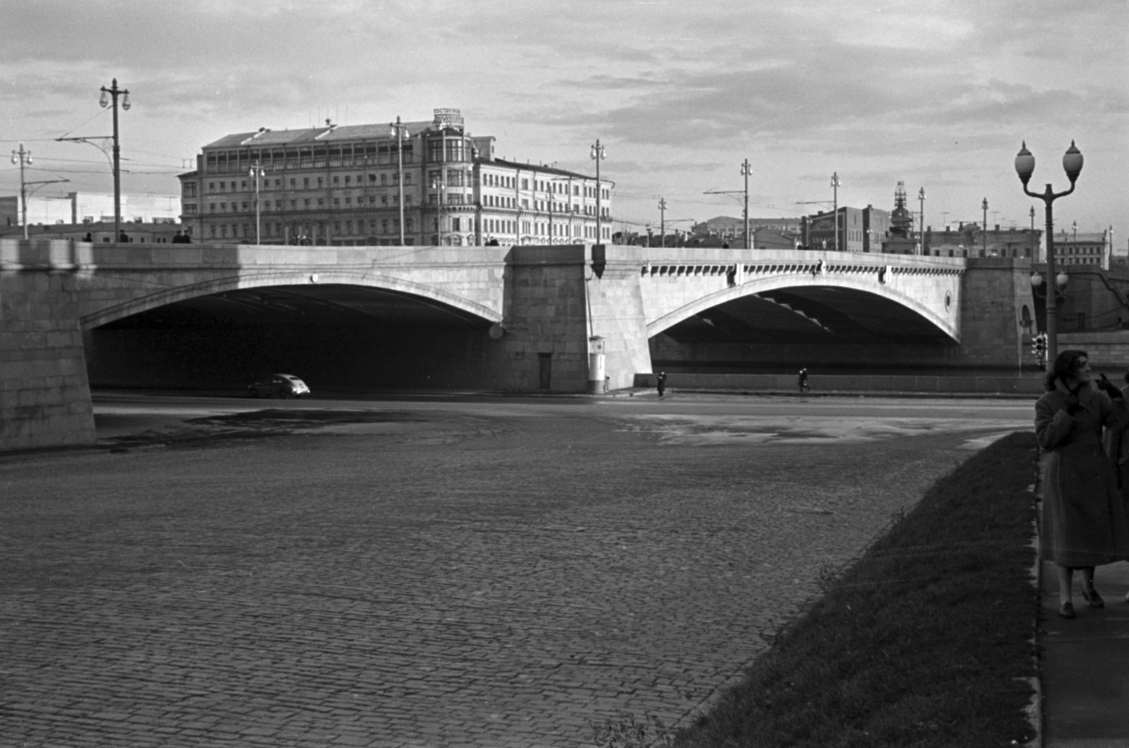 Russia, Moscow, a Bolsoj Moszkvoreckij híd a Kreml felől, előtérben a Kremljovszkaja rakpart., 1959, Dömölky Etelka, Soviet Union, picture, Fortepan #183993