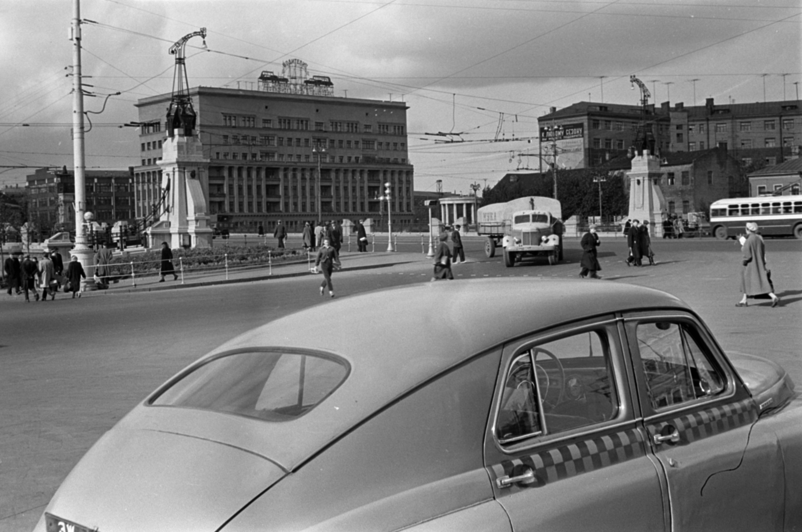 Russia, Moscow, plosagy Tverszkaja zasztava (ekkor plosagy Beloruszkava vokzala) a Leningradszkij proszpekt felé nézve., 1959, Dömölky Etelka, Soviet Union, taxicab, Fortepan #183995
