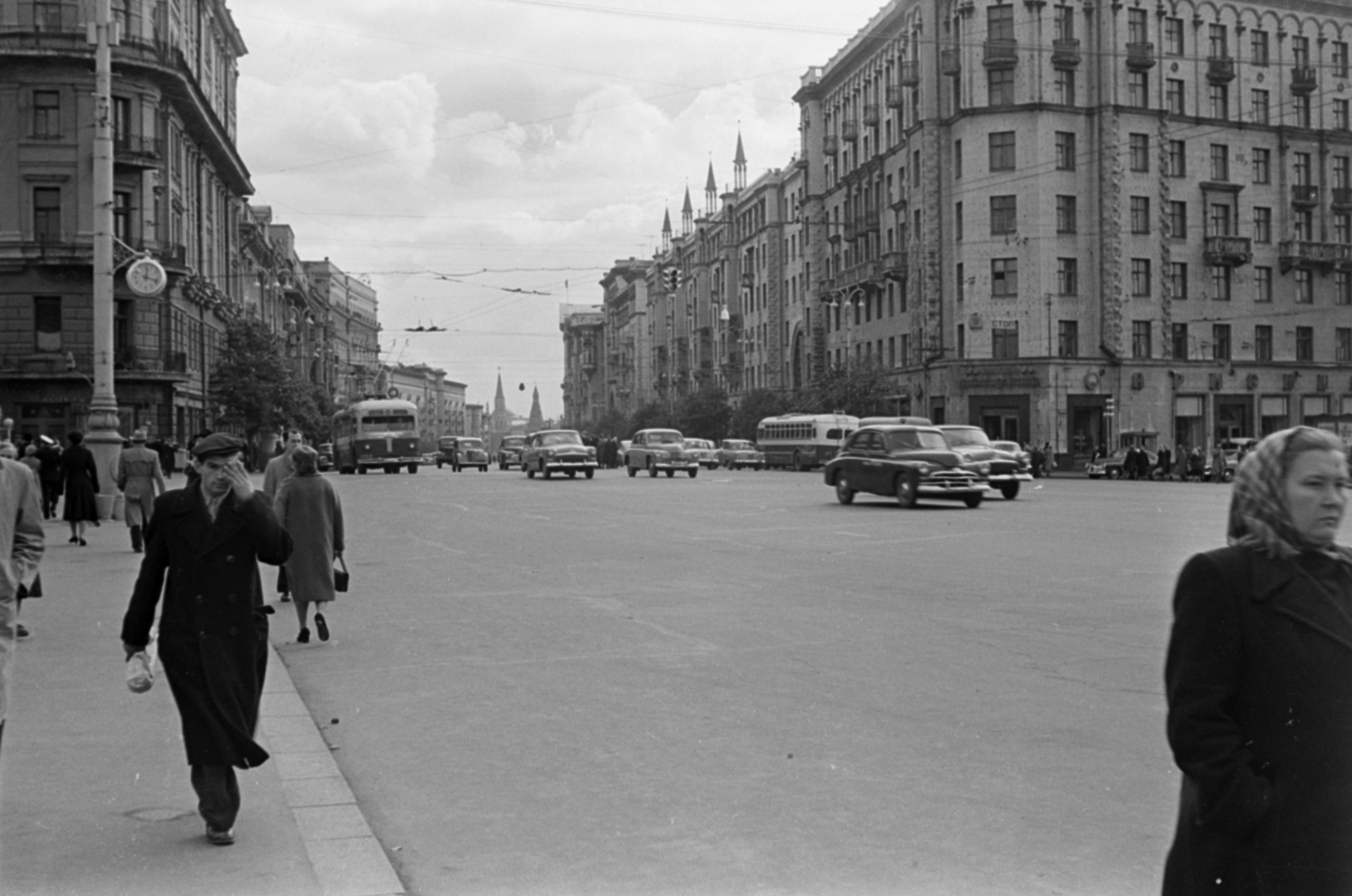Russia, Moscow, Tverszkaja (ekkor Gorkij) utca a Puskin térnél., 1959, Dömölky Etelka, Soviet Union, public clock, traffic, Fortepan #183996