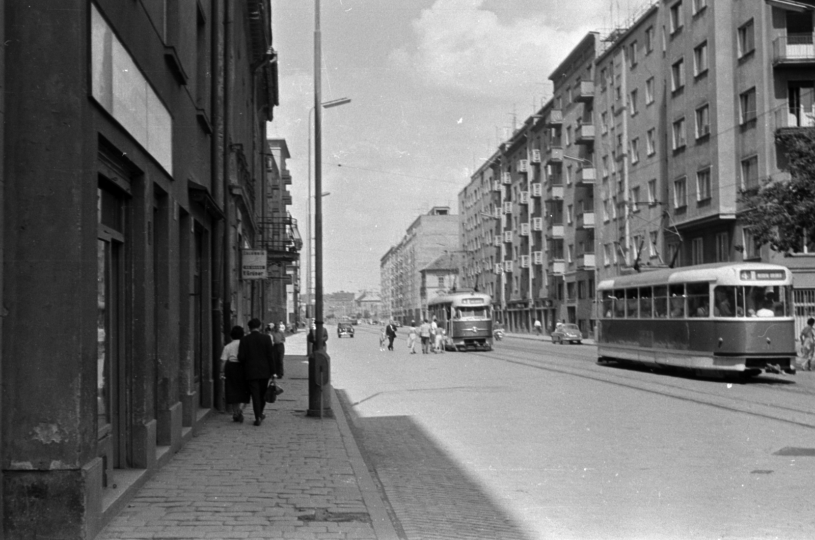 Szlovákia, Pozsony, Köröszt utca (ulica Krížna) a Marhavásár tér (Odborárske námestie) felől., 1963, Dömölky Etelka, Fortepan #183998